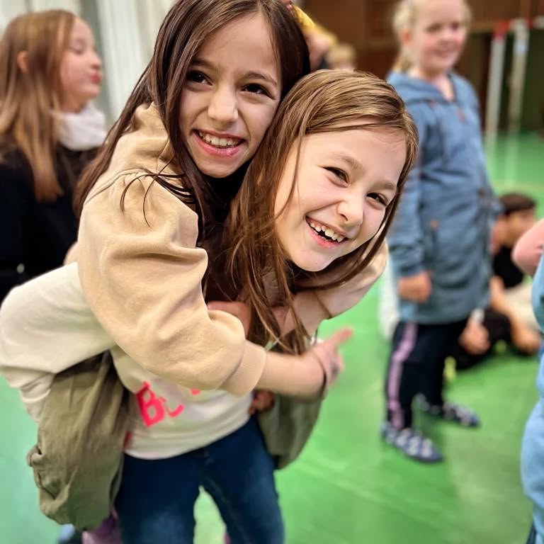 Du und ich - wir sind stärker!
In unseren AGs geht es vor allem darum, gemeinsam als Team etwas zu schaffen und sich gegenseitig zu unterstützen. Wir freuen uns, dass innerhalb der SpotLight Kurse auch so tolle Freundschaften entstehen!
#kinderstärken
#zukunftbauen