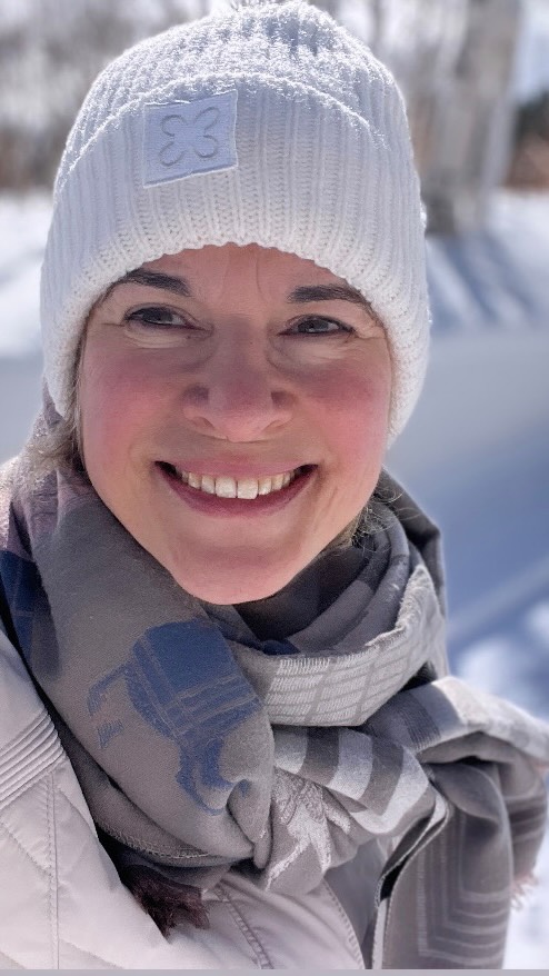 Ein Ausflug auf den Ätna ist aktuell ein Traum, denn der Vulkan zeigt sich im weißen Winterkleid und der Schnee glitzert im Sonnenschein. Eine Tour auf den Vulkan ist stets ein fester Bestandteil meiner Reisen.
Wusstest du, dass der Ätna Europas südlichstes Skigebiet ist?
Die Skibedingungen sind aktuell übrigens hervorragend und bei deiner Abfahrt hast du Blick auf das blaue Meer.
#sicilienwinter #etna #winterreisen #sizilienreise #etna #wintersonnesizilien #sicilia #sicilywinter #skifahren