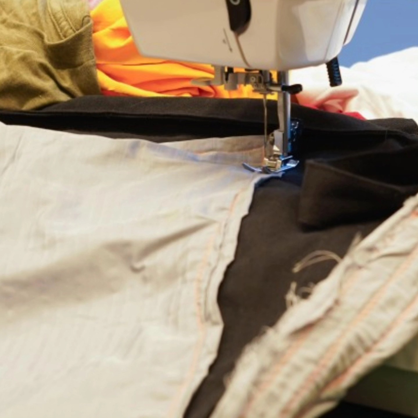 Geef afgedankte canvas tassen een tweede leven en maak je eigen unieke design! In deze creatieve en duurzame workshop gaan we aan de slag met naaien, plotten en strijken om misprint tassen om te toveren tot iets nieuws.
Geen stap-voor-stap instructies, maar samen experimenteren en van elkaar leren! Ontdek nieuwe technieken, zoals machinaal uitgesneden ontwerpen met een plotter, en ga naar huis met een tas die helemaal bij jou past.
- Voor wie? Iedereen vanaf 14 jaar (doelgroep volwassenen)
- Alles is aanwezig, jij brengt de creativiteit!
Klaar om jouw tas te redden? Schrijf je in! Link in bio