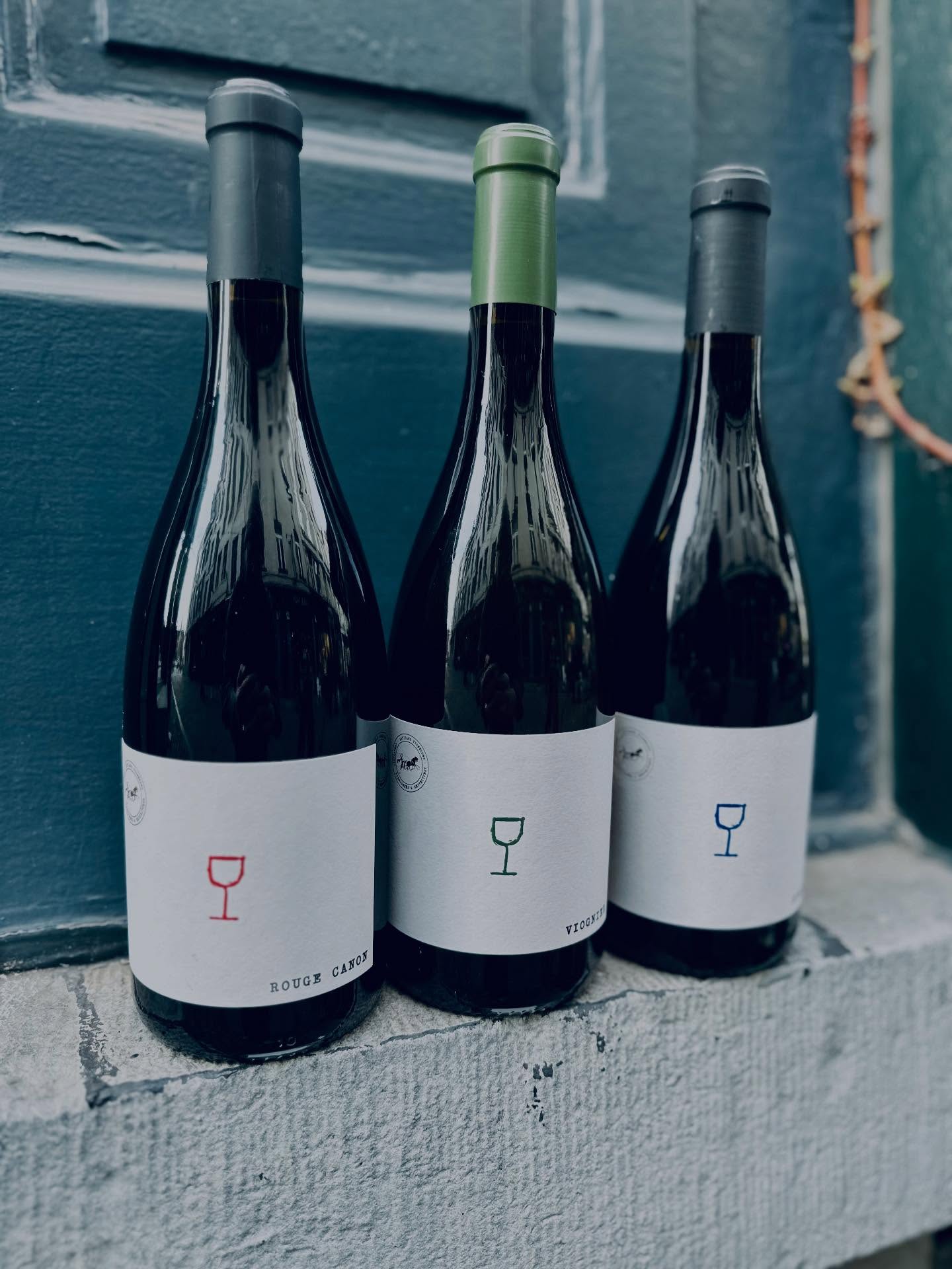 Focus sur un domaine proche de Narbonne que nous aimons particulièrement : Château Camplazens 🌱
Trois cuvées emblématiques à découvrir :
• un Grenache pur, juteux et gourmand
• une Syrah élégante, structurée et maîtrisée
• un Viognier parfumé, bien sec et tendu
Des vins de soif, mais avec une belle complexité, précis et travaillés avec soin, dans une approche la plus naturelle possible.
Des vins qui allient fraîcheur, équilibre et caractère.
D’autres vins de la gamme sont également disponibles dans nos 3 caves 🍷
#chateaucamplazens #lesvinsgourmands