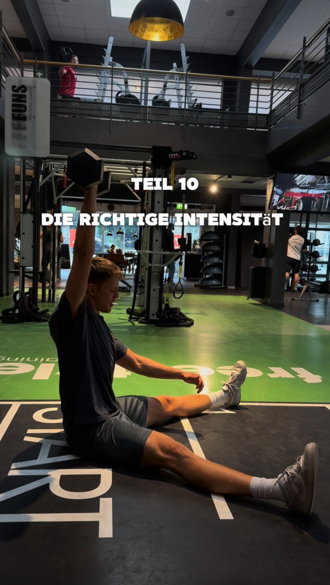 Daran merkst du, ob du als Läufer schwer genug trainierst ⬇️
Die meisten Läufer und Läuferinnen trainieren im Gym zu leicht. Dadurch hast du weniger körperliche Anpassungen. Trainierst du zu schwer bist du zu ermüdet und deine Läufe leiden.
Das Ziel: genug Reiz, ohne die Regeneration negativ zu beeinflussen.
Meine einfache Orientierung 👇
RPE (gefühlte Anstrengung / Rating of Perceived Exertion)
Skala von 1–10.
10 = nichts geht mehr, all out
9 = 1 Wiederholung wäre noch drin.
8 = 2 Wiederholungen Reserve.
7 = fordernd, aber kontrolliert.
Der ideale Bereich für Läufer:
RPE 7–9
So nutze ich es:
Unterkörper (Squat, Deadlift, Leg Press): RPE 7–8
Oberkörper / Isolation: hier kannst du bis RPE 7-9 gehen
Warum?
Starker Reiz für Kraft & Stabilität,
aber wenig Stress für deine Laufleistung.
Das Wichtigste:
Nicht blind kopieren, was du auf Instagram siehst.
Wähle Übungen, die dein Ziel unterstützen.
Trainiere mit Ziel.
Wenn du wissen willst wie, folge mir für Infos zu diesem Thema.