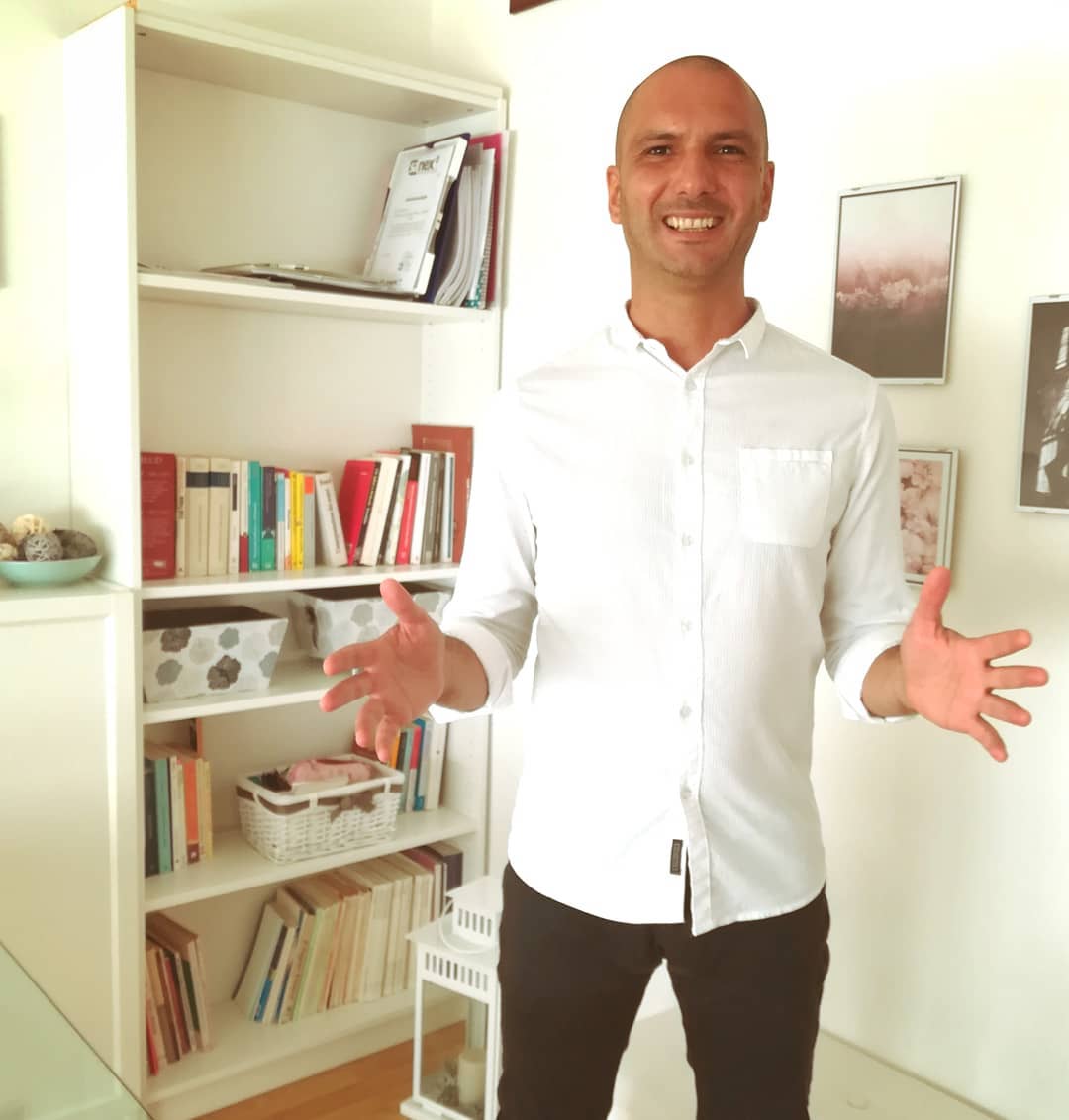 ☀️La soluzione ideale per il tuo benessere!
Sai benissimo che la qualità della tua vita dipende innanzitutto dal tuo benessere psicofisico.
É inutile parlare di obiettivi o di realizzazione personale se non c'è alla base una condizione di benessere psicofisico capace di darti la motivazione e l'energia giusta per vivere una vita piena.
Pensa come sarebbe la tua vita se questo benessere fosse la condizione naturale che accompagna le tue giornate...
Tante persone la stanno già sperimentando.
Come?
Attraverso un percorso breve in cui ti aiuto a scoprire e superare le componenti che ti stanno limitando o bloccando nel raggiungere il tuo pieno benessere.
Andremo a lavorare sullo stress, paure, convinzioni limitanti, modificare abitudini e routine dannose che non supportano la tua realizzazione.
...e tu da dove vuoi iniziare?
.
Contattami in privato per qualsiasi informazione oppure per una consulenza studiata su misura per le tue esigenze 😉🎯
.
.
.
.
.
#crescitapersonale #cominciamoalmeglio #consapevolezza #coscienza #coachingsardegna #coachingcagliari #cagliari #instacagliari #sardegna #instasardegna #gratitudine #benessere #saluteebenessere #obiettivi #felicità #relazioni #lavoro #parole #convinzioni #mindset #autostima #potere #abitudini #cambiamento