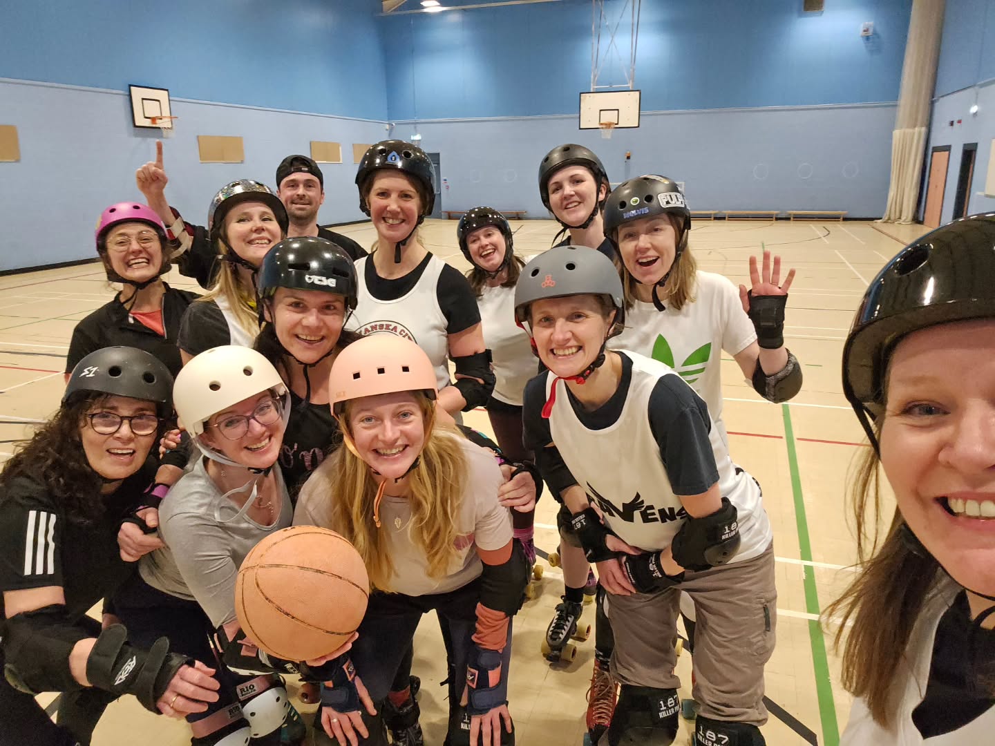 Tonight's session was all about playing our own version of basketball! Very few rules: no contact, when you're traveling with the ball, it's bouncing... and yeah, that was it! 😂
Chaotic fun, there will be some bruises and aching muscles tomorrow and I'm pretty sure I've broken my finger but it was well worth it. Final score was blacks 4 - 2 whites (I think) but blacks definitely had the advantage of having our resident hockey player on their team who can turn on a sixpence and skate at 47,000 mph! 😂😂
Thank you, gang for being such good fun, you lot make my week.
I love Thursdays ❤️
Join us sometime for some sweaty carnage why don't ya?
Www.skatefitness.co.uk to book your slot #skatefitness #fitnesscanbefun #teambeetroot #rollerskating #endurance