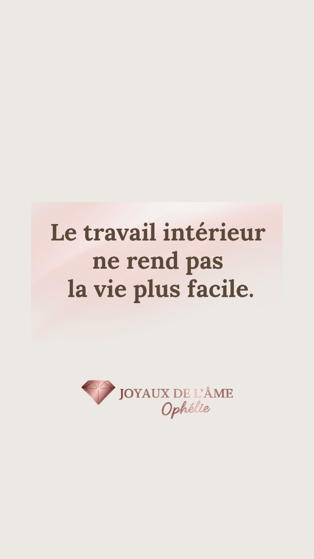 On croit souvent que le travail intérieur rend la vie plus facile.
Que quand on fait des soins, des guidances,
tout devient plus clair,
et que les blocages se lèvent d'un coup.
Mais ce n' est pas ce que j'ai observé.
Le chemin intérieur ne supprime pas les épreuves.
Il ouvre de la conscience.
Il met du mouvement.
Il permet de traverser autrement ce qui est là.
Joyaux de l'âme n'est pas né d'une promesse de miracle.
Il est né de cette conviction simple :
on n'a pas besoin d'aller parfaitement bien pour continuer à avancer 🤍
Si cette approche te parle tu peux me suivre ✨
#joyauxdelame
#cheminintérieur
#accompagnementconscient
#travailsursoi
#conscienceincarnée