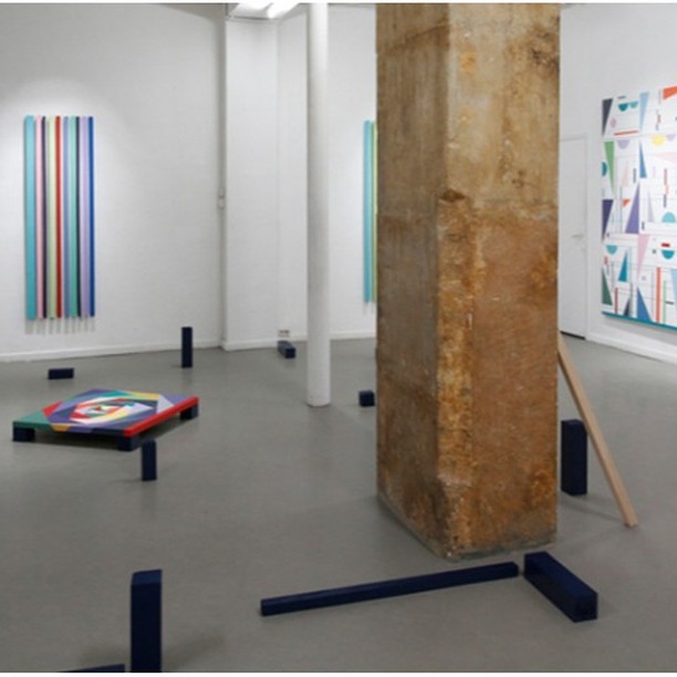 Comme une bonne nouvelle n'arrive jamais seule....
Exposition à la @galeriedix9 ,rue des filles du calvaire du 14/12/2024
au 18/01/2025
La Galerie Dix9 vise à représenter durablement de jeunes artistes de tout pays, peu ou pas connus sur la scène française tout en cherchant à les promouvoir à l'international. Elle leur consacre souvent leur première exposition personnelle. Elle s'intéresse également à des artistes plus établis mais non représentés en France.
Poursuivant une ligne de programmation trés personnelle, la galerie privilégie le discours de l'artiste et sa pertinence avec le medium utilisé et s'intéresse notamment aux artistes jouant de la transversalité entre les arts.
Leur propos part du réel, qui peut être traité de façon réaliste ou non. Ils travaillent sur le passage et la mutation, à la recherche du passé dans un monde en devenir, entre illusion et objectivité, mémoire et oubli, réalité et fiction. Il y est question de durée et de temps, qu'il soit intime, social ou politique. Il y est aussi question d'identité et d'image, leur condition d'apparition et de perception.
#artcollector #parisculture #artcontemporain #arttextile