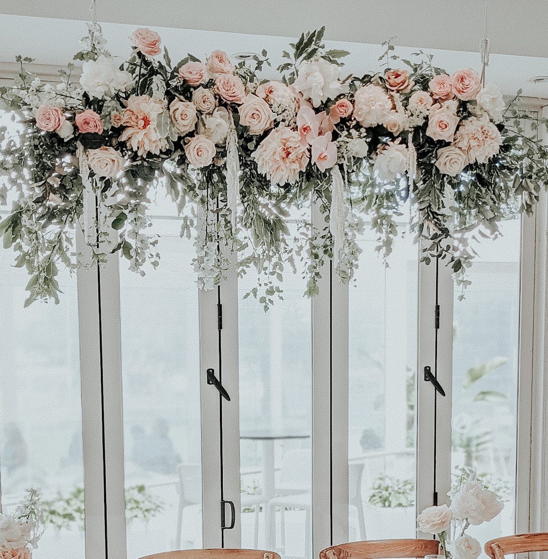 Reception ready 💫 @longreef_weddings #northernbeacheswedding #northernbeachesflorist #hangingflorals #floralcloud #weddingreceptionflorals