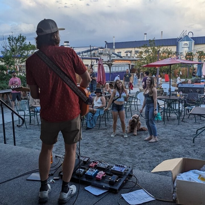 We’ve had a fun run of shows this summer, with just a couple left. Friday 8/16 we’re at @theoldmanbar from 7-10pm, no cover and great outdoor beer garden. Hope you’ll join us for some Colorado summertime #rockandroll.
#coloradomusic #lowfiveband #broomfield #broomfieldcolorado #music #supportlocal #colorado #comusic #rocknroll #folk #indie #friday