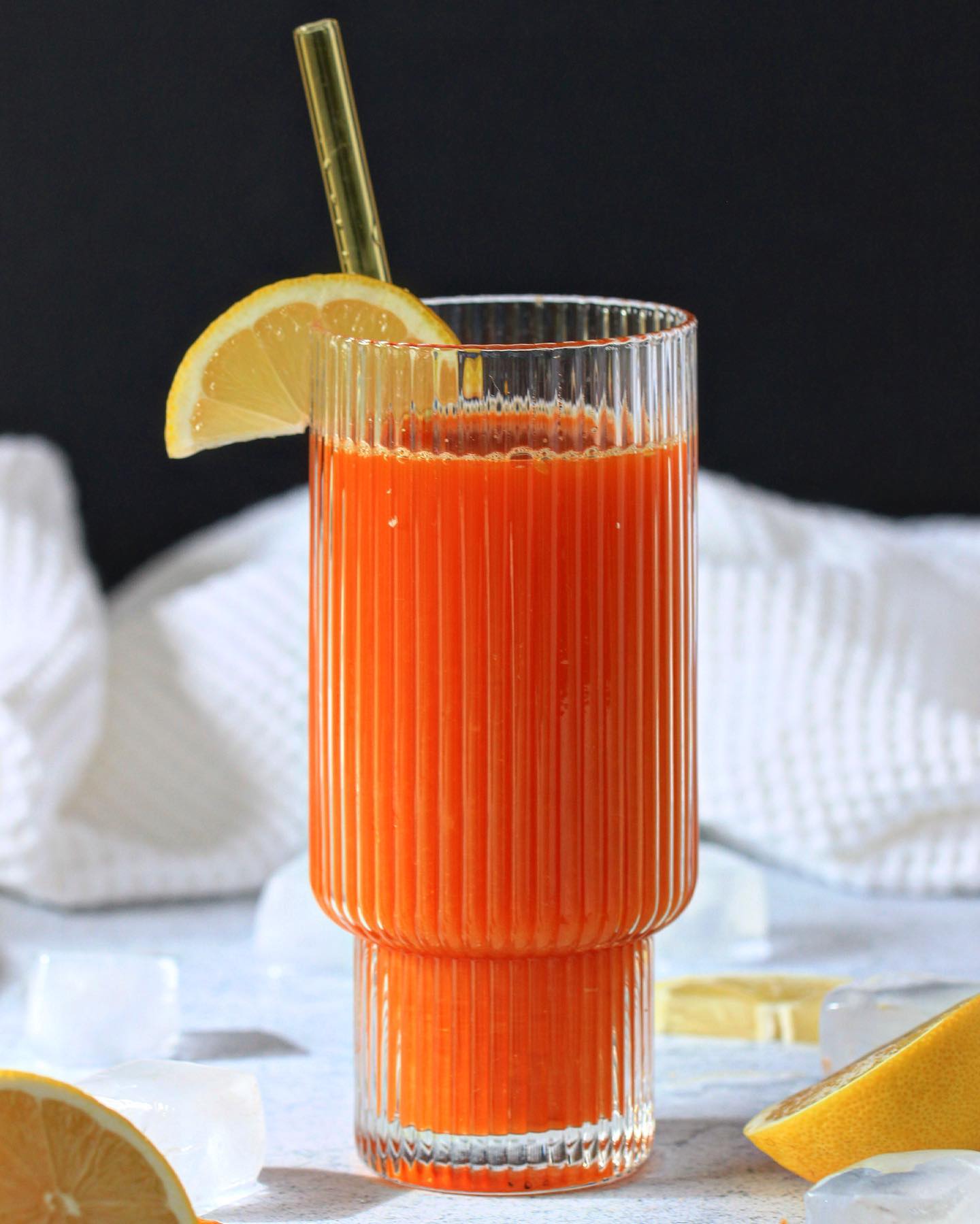 Jus ACE 🥕🍋🍊
Hello, aujourd’hui je te partage une recette super facile à faire à la maison, celle du jus carotte, orange, citron
Les ingrédients :
- jus de carotte
- 1 orange
- 1 citron
- Facultatif : gingembre en poudre
- Facultatif : 1/2 cac de miel
La méthode
- presser l’orange et le citron
- Dans un verre ajouter le jus d’orange et de citron puis remplir le reste du verre de jus de carotte
- Facultatif : ajouter le gingembre et / ou le miel
Astuces :
- On compte 1/2 à 1/3 de jus de fruits pour 1/2 à 2/3 de jus de légumes
- Il est possible d’ajouter de l’eau pour rallonger et adoucir le jus
- Le miel peut aussi contribuer à doucir le goût du jus
- Il est possible de mettre le sucrant souhaiter (sucre, sirop d’érable, …) je trouve cependant que le miel ce mari bien avec ces saveurs
•
🌾 Elodie Bernard Diététicienne Nutritionniste
✨ Consultation à distance, domicile à Cholet & cabinet Angers :
🌙 17 rue de Chantilly 49000 Angers
🍋 elodieb.diet@gmail.com
🌻 hellorecettediet.fr
☀️prise rdv Doctolib
•
#recette #jusace #dieteticienne #dietetique #nutrition #recettefacile #recetterapide #vege #vegetarien #vegetables #fruit #legumes #mangermieux #mangerequilibre #manger #alimentationintuitive