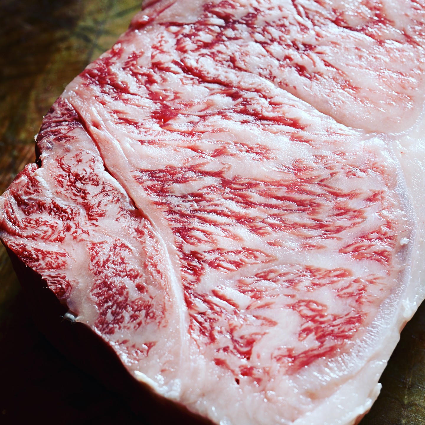 Pour les fêtes, découvrez et faites découvrir nos faux filets et entrecôtes A5 et A5+ de la province de Hida. me contacter en mp pour plus d'infos. #japon #boeufjaponais #fullbloodwagyu #hidabeef #viandesdexception