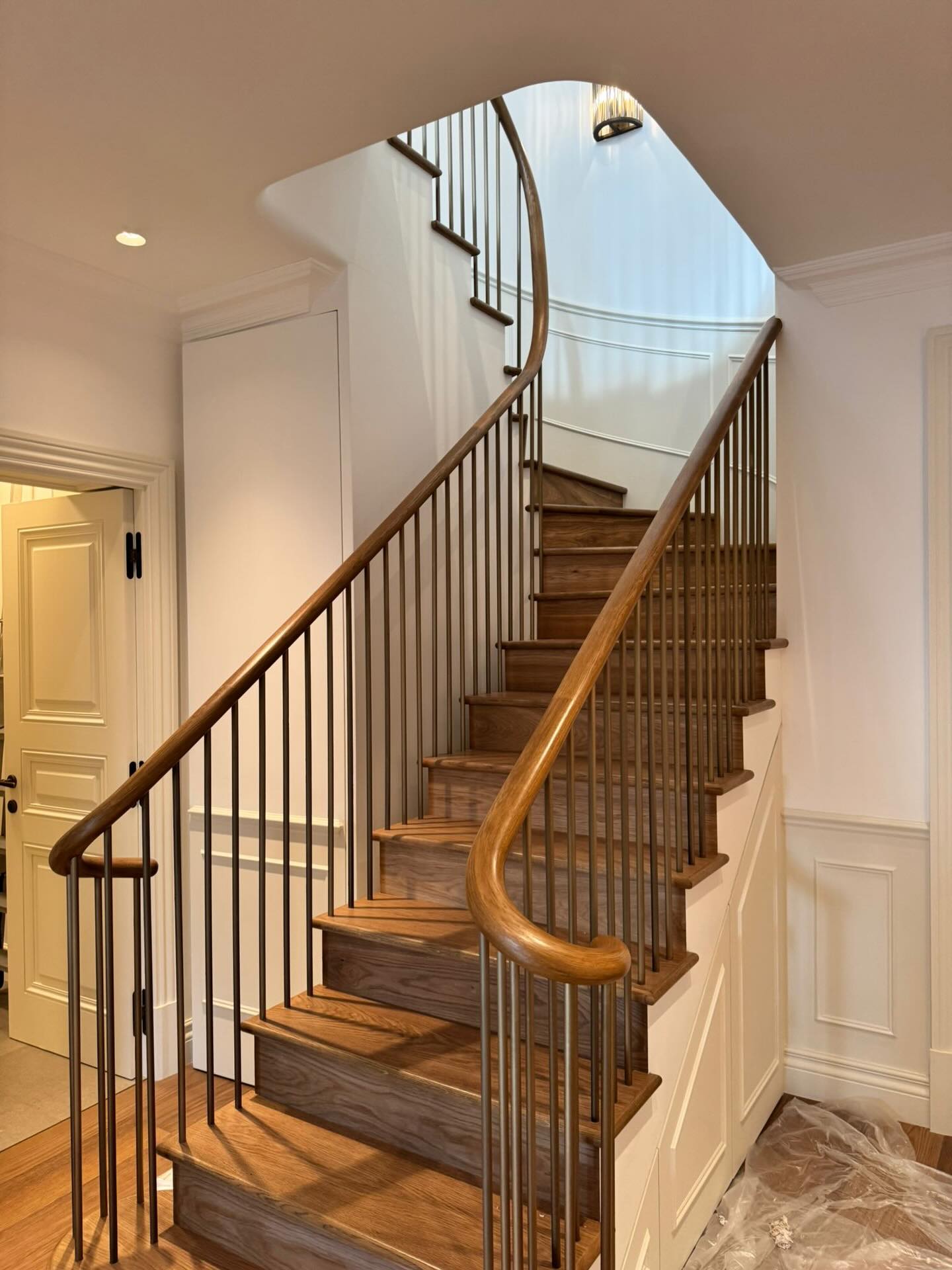 Finished using traditional French polishing techniques, this bespoke handrail was meticulously colour-matched to the prefinished flooring to achieve complete visual harmony.
A timeless craft, applied with precision -because true luxury is always in the detail. ✨
📍London
#LuxuryInteriors
#LondonHomes
#FrenchPolishing
#traditionalcraftsmanship
#FineWoodFinishing