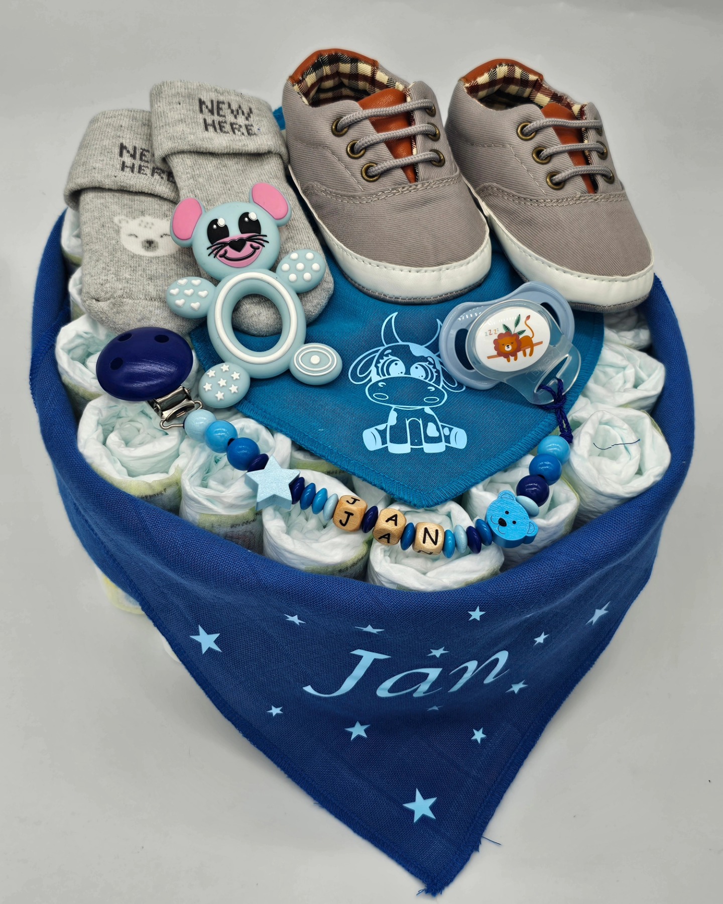 💙 Jan 💙
Danke für diese Bestellung 🎁
#selinasbabygeschenke #mettendorf #frauenfeld #thurgau #windeltorte #pampers #nuschi #blau #name #pippi #dreieckstuch #kuh #nuggikette #holz #personalisiert #nuggi #socken #new #here #schuhe #grau #beissanhänger #hellblau #maus #babyboy #geschenk #zur #geburt