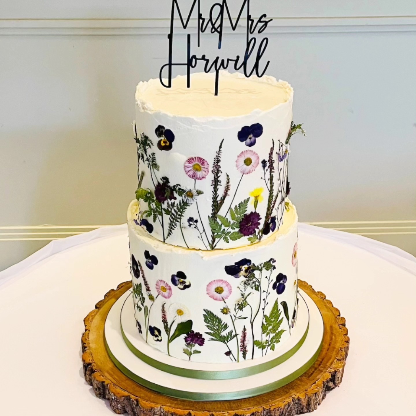 🌸A pink and purple wild meadow🌸
This beautiful cake features pink and white Daisies with purple Heather, Viola and Chrysanthemum. Complimented with a delicate assortment of herb leaves.
Thank you to the talented @jeanthomas1957 for sharing this pic, the cake looks absolutely beautiful 💕
#cakedecorating
#pressedflowercake
#edibleflowercake
#weddingcakeinspo
#flowersforcakes
#devongrown
#bakinglove
#cakesofinstagram