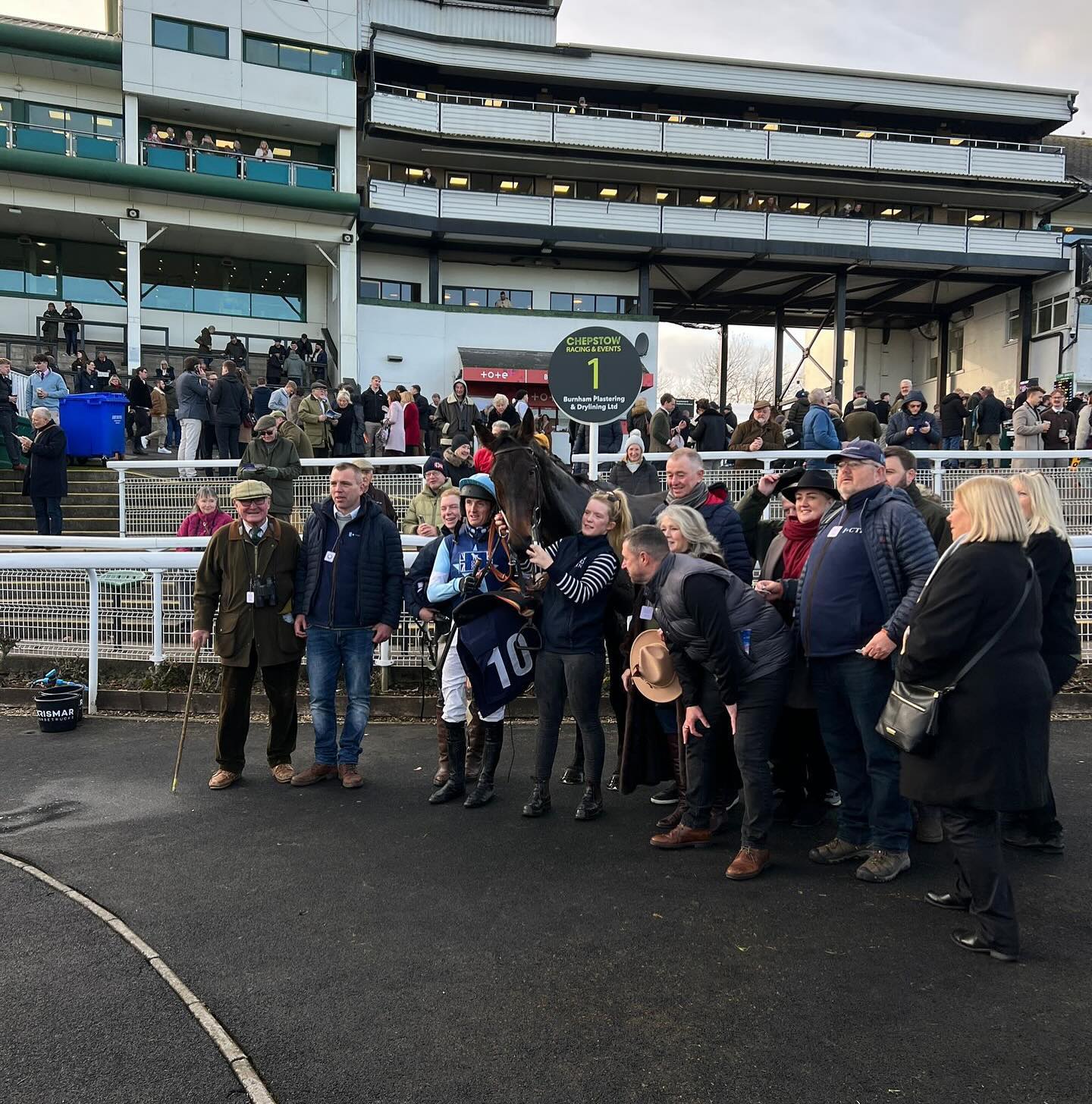 💙The Winslow Boy💙 An impressive winner of the Novices’ Hurdle @chepstowracecourse on Friday under a supremely confident ride from @benposte89 . A great start to the season for enthusiatic syndicate #thefuture #winners #nationalhuntracing #teamsymonds #dasoncourt #herefordshire