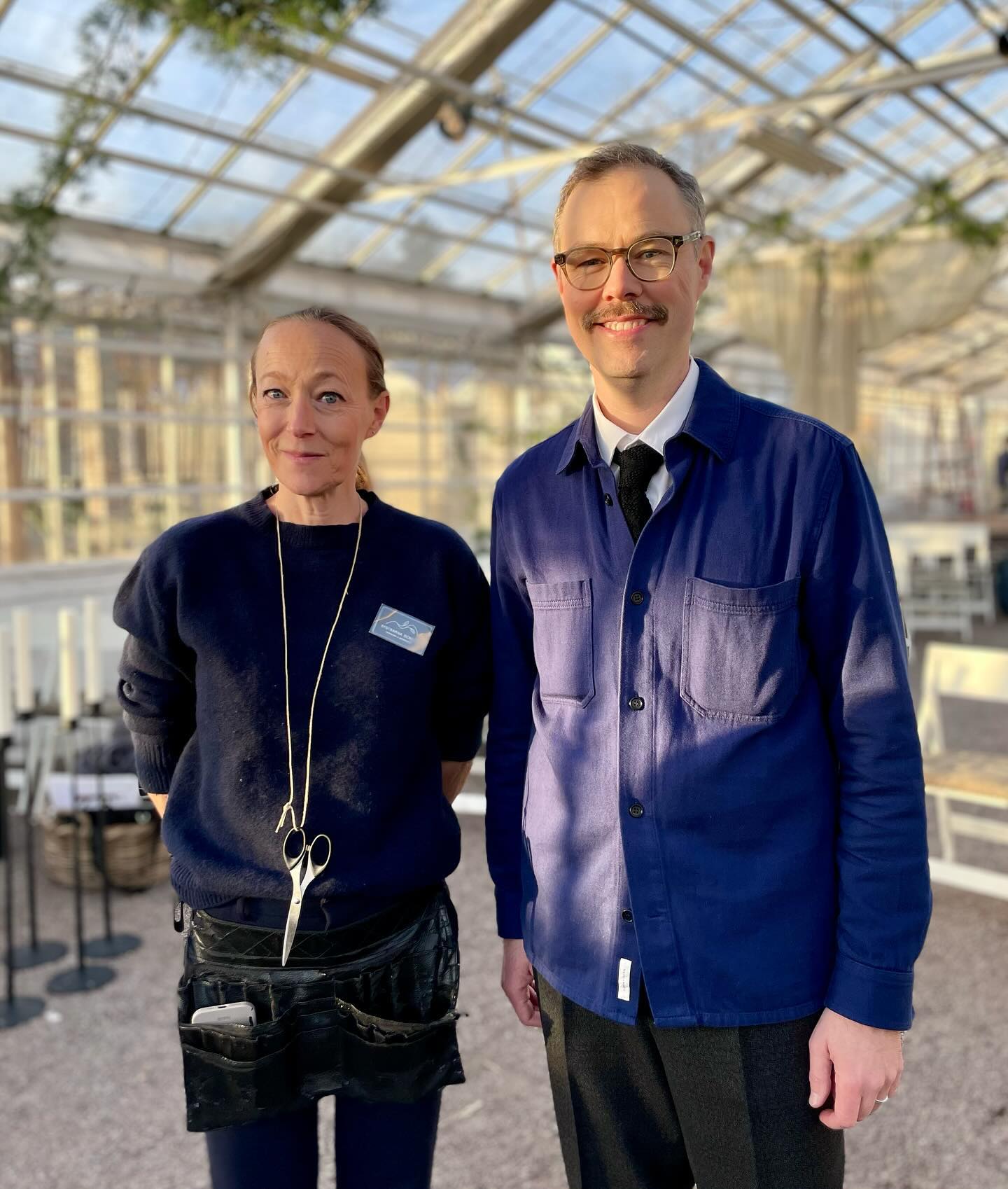 Det är Anna, Sofia och Victoria som ni planerar begravningarna med. Men det behövs ju så många fler för att det ska fungera på plats, framför allt vid en större begravning. Två av dem som ofta hjälper till ser ni här, Kristina Kullenberg och Sofias man, Mattias Ocklind Rastbäck. De är toppen! ✨