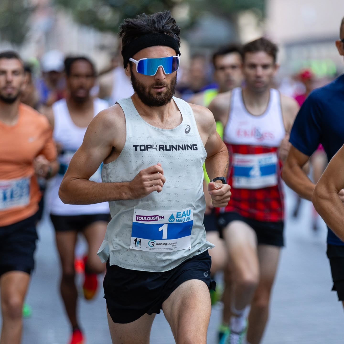 Un beau chapitre se termine avec @top4running.fr
@top4running
5 années de collaboration que je regarde avec beaucoup de gratitude.
J’ai toujours eu conscience de ne pas être un athlète de haut niveau ni un influenceur, et c’est précisément pour cela que je me suis senti chanceux qu’on me fasse confiance.
Ces années ont été vécues avec sincérité, engagement et plaisir.
Je referme ce chapitre avec de la reconnaissance, et l’envie de continuer à avancer de manière alignée.
Merci pour le chemin parcouru 👋