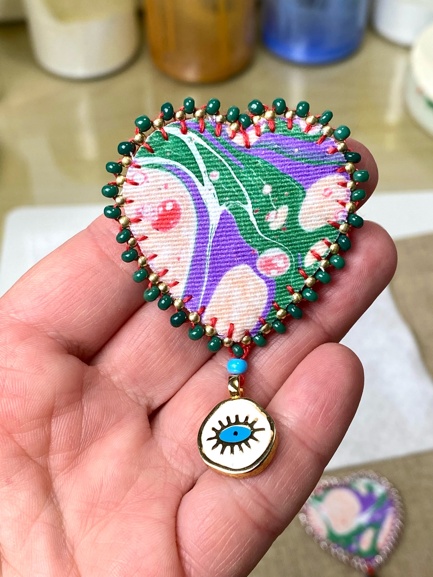 Milagros – Μικρά Φυλαχτά Αγάπης
Marbling σε ύφασμα & δημιουργία υφασμάτινου φυλαχτού
Την Κυριακή 8 Φεβρουαρίου, μαζί με την Κατερίνα Μόμιτσα, @kate_momitsa σε προσκαλούμε σε μια δημιουργική εμπειρία αφιερωμένη στην ενέργεια και τη δύναμη της αγάπης.
Θα γνωρίσεις τη μαγεία του Ebru, τα χρώματα που ρέουν πάνω στο νερό και μεταφέρονται στο ύφασμα, και στη συνέχεια θα μεταμορφώσεις τα υφάσματα που θα δημιουργήσεις σε μικρά φυλαχτά – milagros, γεμάτα πρόθεση, στοργή και ευχή.
Ένα δώρο με βαθιά σημασία — για κάποιον αγαπημένο σου ή για εσένα.
Μερικές ώρες δημιουργίας, φροντίδας και σύνδεσης με την καρδιά.
Κυριακή 8 Φεβρουαρίου, 11:00-15:00
🎪 The Art Flip
🎨 Painting Workshops & Art Experiences
📍 Κ.Σερβίας 12-14, Σύνταγμα
📩 Κράτηση θέσης: theartflip.com & 6944190122
.
.
.
.
#theartflip #marbling #textileart #handembroidery #fiberart slowcraft mindfulmaking