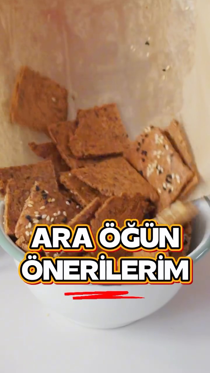 ✨ Özellikle akşam üzeri kurtarıcı bir ara öğüne ihtiyaç duyuyorsan bunları deneyebilirsin 👌
Ancak porsiyon kontrolü kilit nokta! Miktarları kendi ihtiyacına göre ayarlayabilirsin🍃
Tarifleri sırasıyla aşağıda paylaşıyorum👇
Nohut Cipsi
Malzemeler:
1 bardak haşlanmış nohut
1 tatlı kaşığı kırmızı toz biber
1 tatlı kaşığı sarımsak tozu
1 yemek kaşığı rendelenmiş peynir
Zeytinyağı
Tuz
Yapılışı:
Tüm malzemeleri bir araya getirip karıştırdıktan sonra, nohutlar çıtırlaşana kadar fırında pişirin.
Lorlu Yulaf Ekmeği
Malzemeler:
200g yulaf ezmesi
200g lor peyniri
150g yoğurt
50g kabak çekirdeği
2 yemek kaşığı keten tohumu
Yarım paket kabartma tozu
2 adet yumurta
Tuz
Yapılışı:
Tüm malzemeleri bir kasede karıştırın.
Elde ettiğiniz hamuru yağlı kağıt serili bir fırın tepsisi içine alın ve ekmek şekli verin.
180 derece fırında 1 saat kontrollü bir şekilde pişirin.
Soğuduktan sonra dilimleyip servis edebilirsiniz.
Badem Unlu Kraker
Malzemeler
1 bardak badem unu
2 yemek kaşığı öğütülmüş keten tohumu
1 çay kaşığı kırmızı toz biber
2 yemek kaşığı zeytinyağı
1 kahve fincanı su
Tuz-Karabiber
Üzeri için:
Çörekotu-Susam
Yapılışı:
Tüm malzemeleri bir kaba alarak hamur kıvamı elde edene kadar karıştırın.
Hamuru bir yağlı kağıdın arasına alarak her yeri eşit olacak şekilde inceltin.
Üzerine çörekotu ve susam serpiştirin.
Bıçakla keserek kare şekil verin.
170 derece fanlı fırında 15 dakika çıtırlaşana kadar pişirin.
Afiyet olsun.
#araöğün #atıştırma #diyet