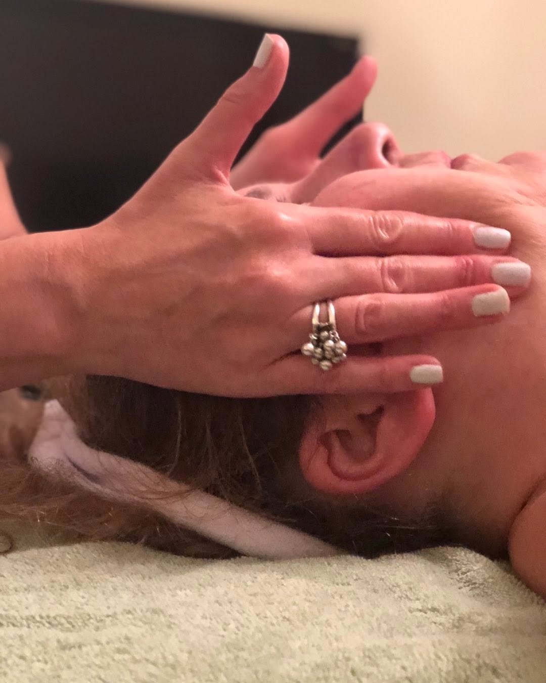 Do you know the benefits of face massage? It increases circulation, stimulates lymphatic flow, instant glow and lift and speeds up skin cell turnover. It’s also highly relaxing and non invasive 💋