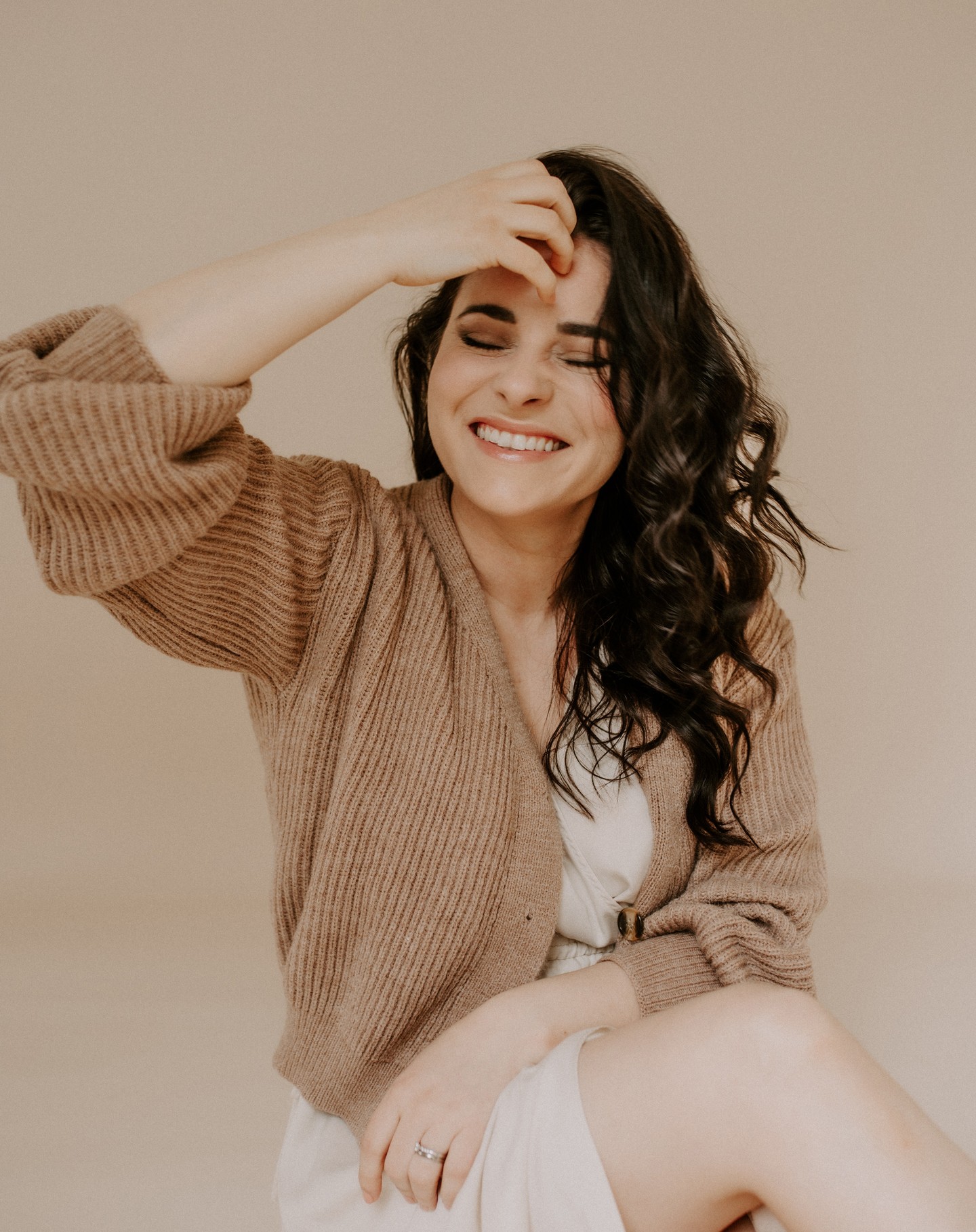 In @momentsbykimfotografie wunderschönem Studio durfte ich mal wieder vor die Kamera treten – eine schöne und kreative Erfahrung, mich von einer anderen Seite zu zeigen. Wir hatten auf jeden Fall viel zu lachen! 💕 Danke liebe Kim für den schönen Vormittag bei dir.
#fotografinnenuntersich #kreativeraustausch