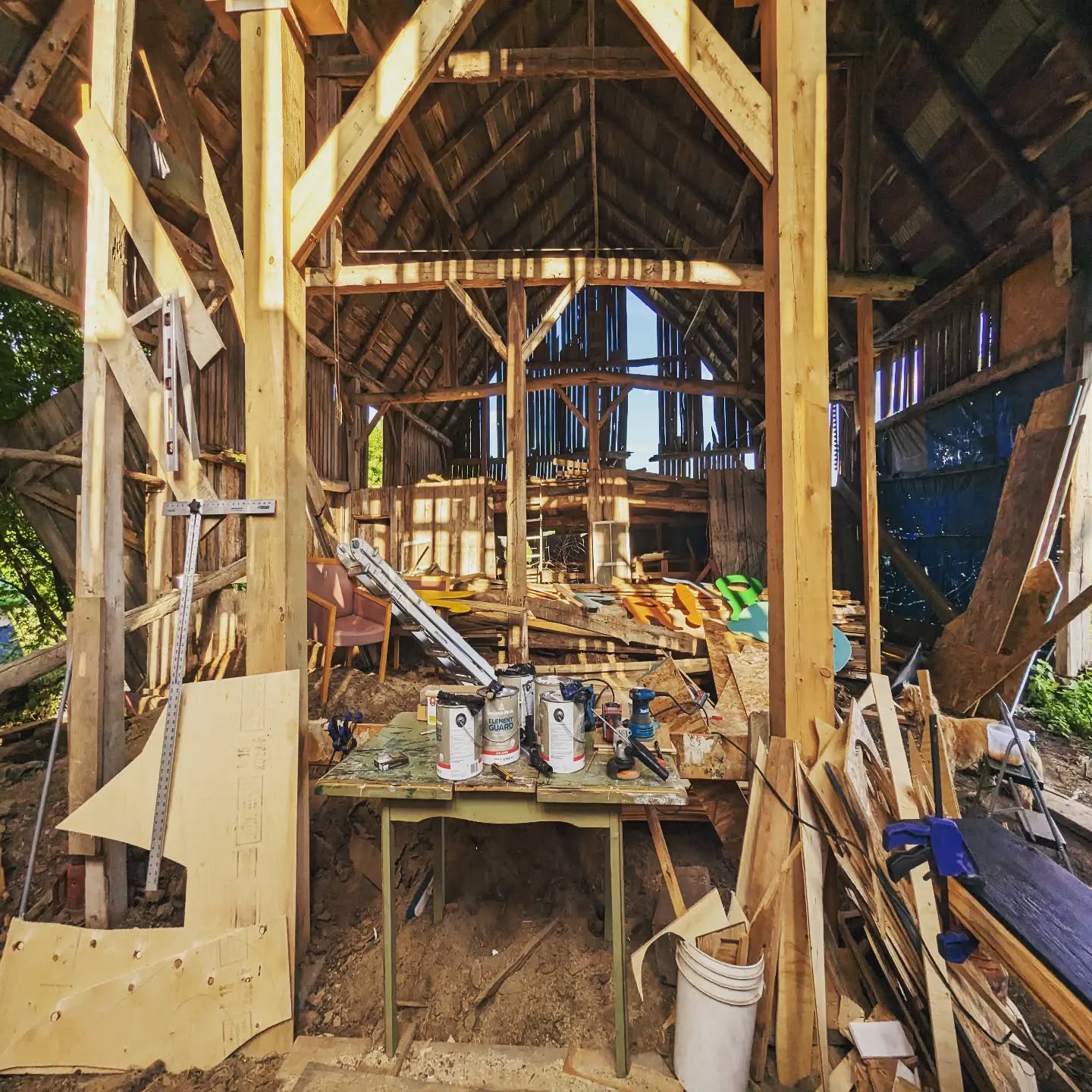 Lumière d'atelier agricole
#grange #atelier #shop #décor #lumiere #petitenation #lashopàMadeleine #rangstemadeleine