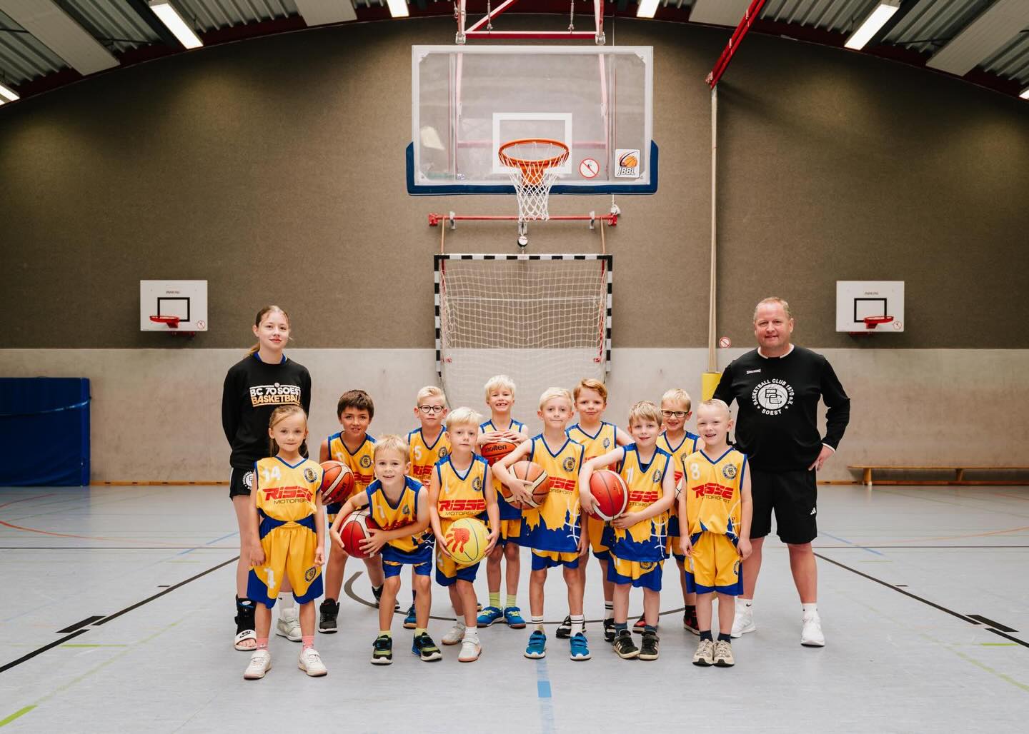 U8.1 – Season 25/26 🔥🏀
Jung, begeistert und voller Zukunftspotenzial – unsere U8.1 zeigt schon jetzt, dass die Kids richtig Lust auf Basketball haben.
Besonders stolz sind wir auf die hohe Einsatzbereitschaft im Training, bei der alle zusammenarbeiten, Neues ausprobieren und Spaß haben.
Ziel ist es, die Kinder für Basketball zu begeistern und sie Schritt für Schritt spielfähig zu machen, aktuell geht es um die Vorbereitung auf 4-gegen-4.
Trainiert wird von Christof Lurse, Mia Hust und Amelie Suckrau 💪
👉 Mehr zur U8.1 auf unserer Homepage!(Link in unserer Bio)