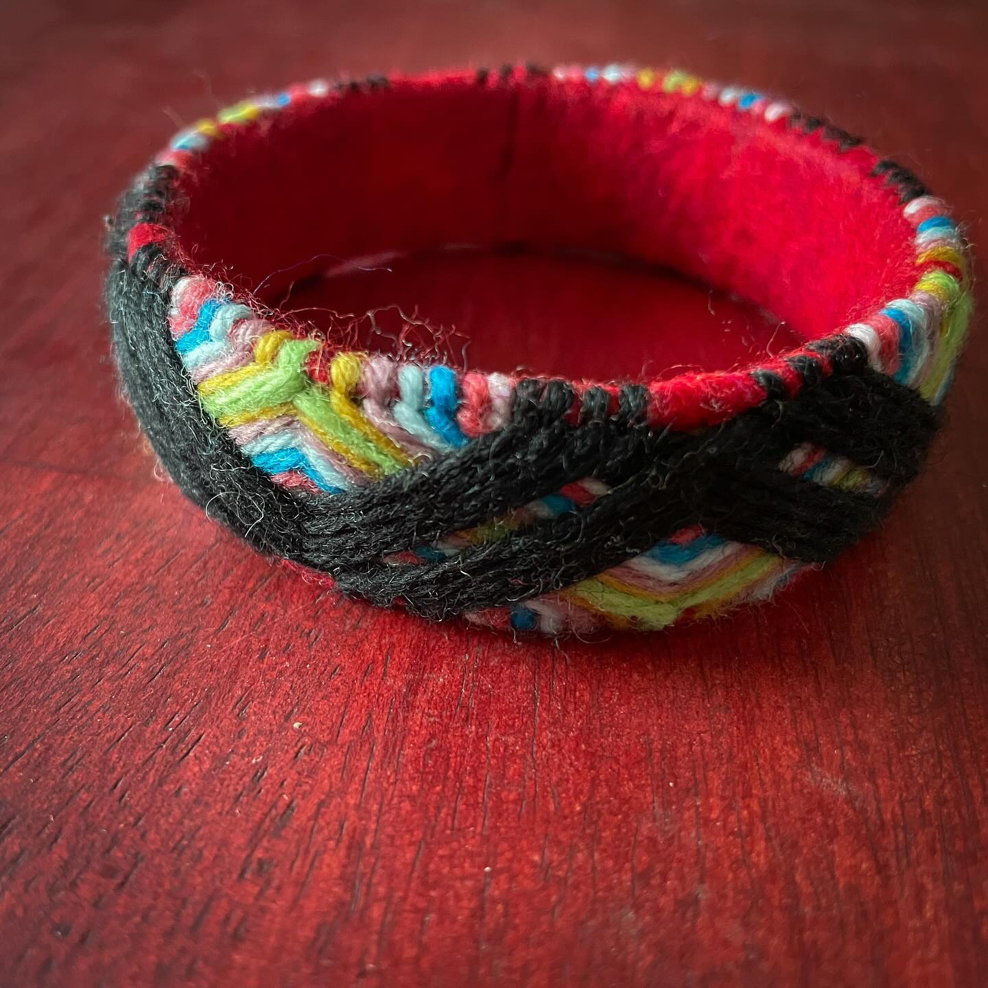 What do you think of this color combination? I’m on the fence about myself, but curious what others think.
#fiberarts #fibercraft #yubinuki #fiberjewelry #embroidery #japanesestitching #handstitched #handmade #wool #woolembroidery #bangle #banglebracelet #armbangle #armjewelry