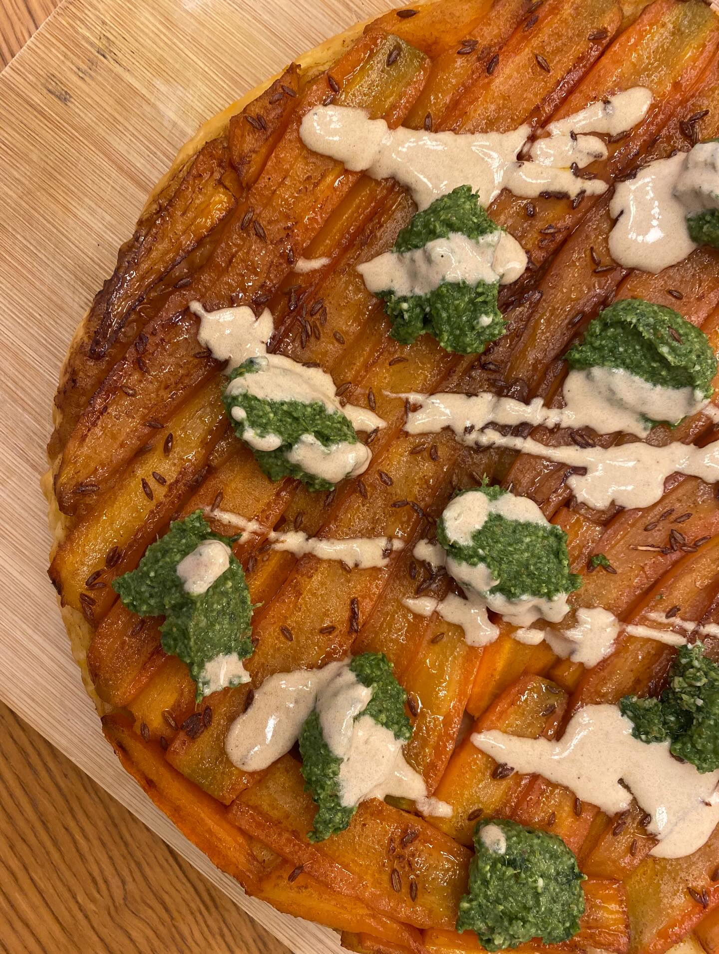 Tarte tatin de carottes 🥕🥕🥕
On me glisse dans l’oreillette que l’on vient d’apprendre que la carotte n’avait pas un indice glycémique haut quand elle est cuite (pourtant c’est ce que l’on a appris en cours de nutrition) donc on peut y aller tranquille sur cette tarte tatin 😎
2 bottes de carottes avec les fanes
1 pâte feuilletée
Huile d’olive, crème de balsamique, miel
Graines de cumin, paprika, fleur de sel
Pesto de fanes de carottes maison
fanes de carottes
100 g de parmesan
80 g d’amandes
Jus d’½ citron jaune
env. 100 ml d’huile d’olive
Sauce yaourt tahini
2 cuil. à soupe de yaourt grec
1 cuil. à soupe de tahini
1 cuil. à soupe d’huile d’olive
Jus d’½ citron jaune
Sel, poivre
Lavez et épluchez les carottes en conservant les fanes. Coupez les carottes en deux dans la longueur et les cuire 15 min dans une eau bouillante.
Chemisez un moule à tarte avec du papier cuisson. Ajoutez un filet d’huile d’olive, de crème de balsamique et de miel. Saupoudrez de graines de cumin et de fleur de sel.
Disposez les carottes, ajoutez le paprika directement sur les carottes, puis recouvrir avec la pâte feuilletée. Piquez et enfournez 30 min à 200°C.
Mixez les fanes de carottes avec le parmesan, les amandes, l’ail, le citron et l’huile d’olive pour obtenir un pesto maison.
Mélangez le yaourt grec, le tahini, l’huile d’olive, le citron, le sel et le poivre.
Démoulez la tarte tatin salée aux carottes, ajouter le pesto de fanes et la sauce yaourt tahini.
Recette @epicurienne_green
#recette#larochelle#nutritionnistelarochelle#veggiefood#tartetatin