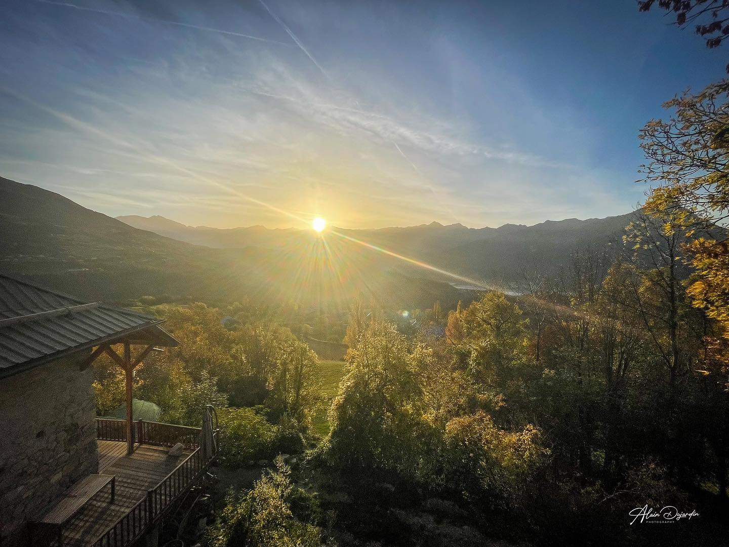 Se réveiller sur les hauteurs de Savines c’est… 🤩 #hautesalpes #meleze #trekking #trekkingphotography #phototrekking #photoslahaut #massifdesecrins #paysdesecrins #briancon #briancon_valley #savineslelac #embrun #lacdeserreponcon #serreponcon