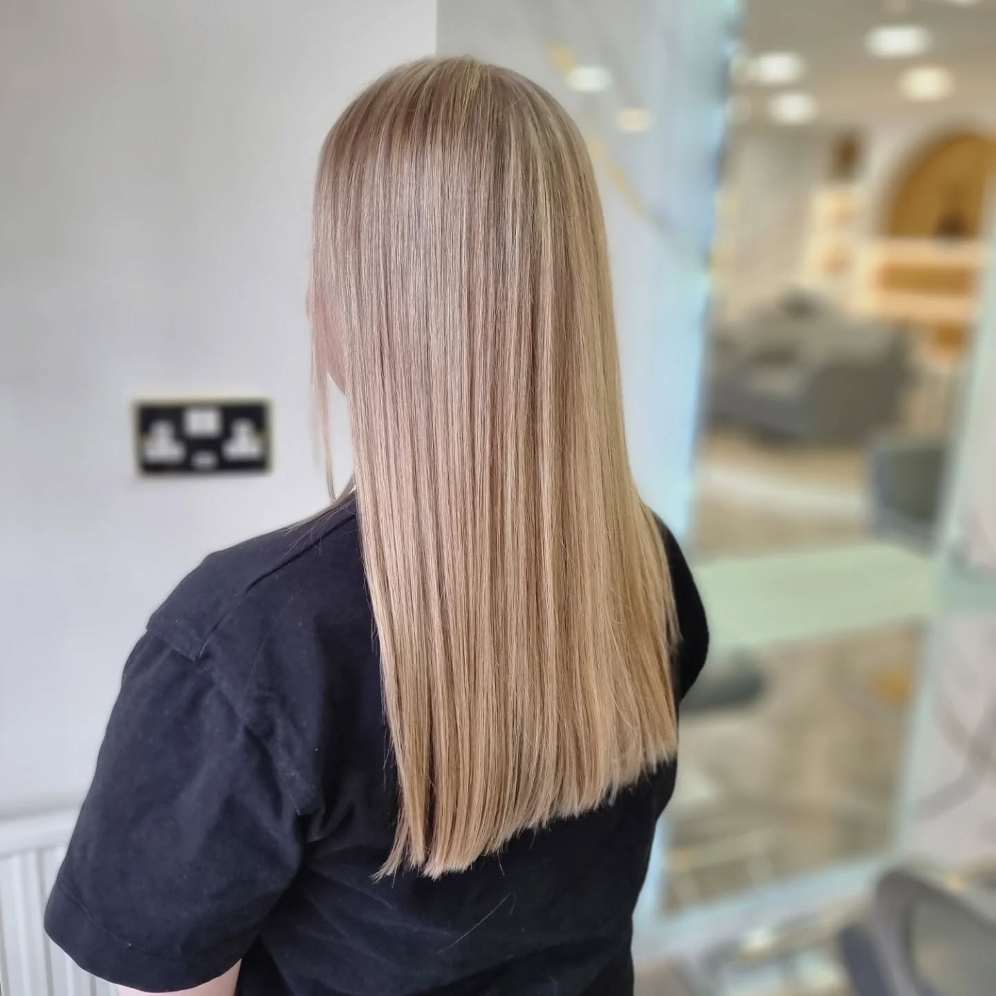A full head of soft fine highlights is always a fav of mine!
Clean, fresh and creamy 😍
.
.
📍@the.secret.salon.manchester
.
#manchestersalon #eccleshairdresser #softhighlights #ecclessalon