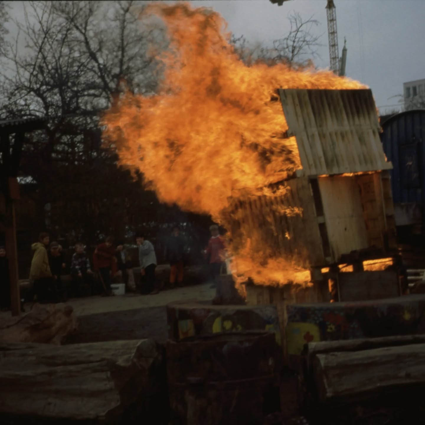 Das Jahr 2000 auf dem Abenteuerspielplatz
viel gespielt, viel gebaut, Feuer gemacht.
Ehrlich gesagt? Hat sich gar nicht so viel geändert 🔥
#throwsbackthursday #abenteuerspielplatz #stuttgart #vaihingen