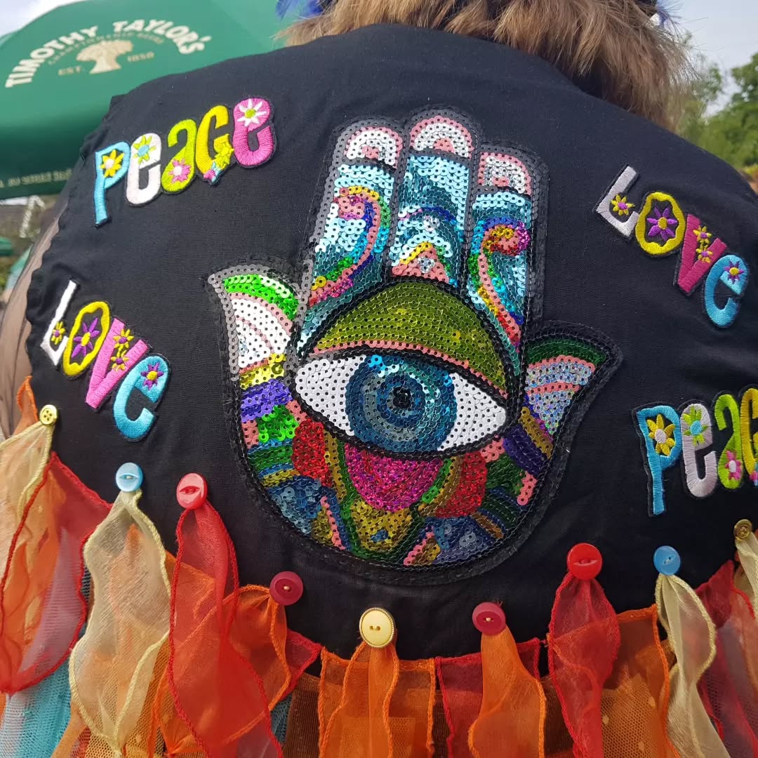 May Day Celebrations .. loved this coat deco spotted at @hollybushinnmakeney today.
#blackpigbordermorris #mayday #derbyshire #milford&makeney