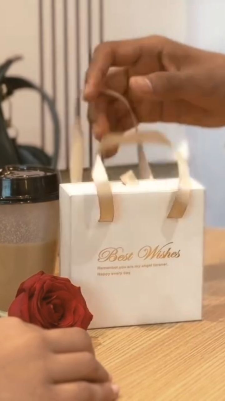 He didn’t just gift a bracelet…
he gifted a feeling ✨💞
#venerra #valentinesdaygift #jewellerylove #giftoflove #couplemoments