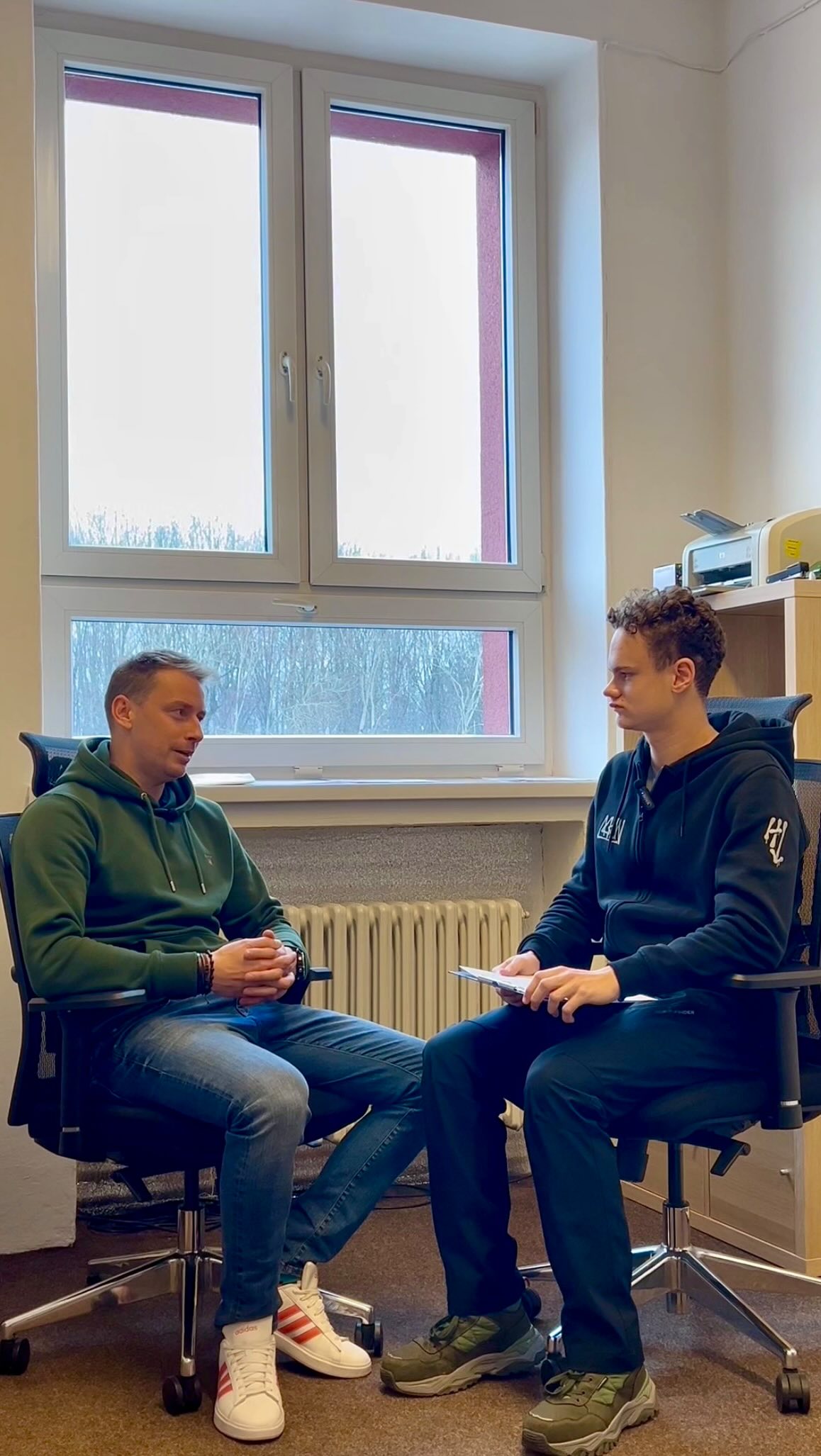 Pokud s sebou dnes nemáte tělesný úbor, tento rozhovor máte za úkol zhlédnout hned desetkrát! Dovolte Danielovi z EL3 představit vám našeho milého tělocvikáře a metodika prevence, pana Tomáše Sikoru! 🏋🏻♂️