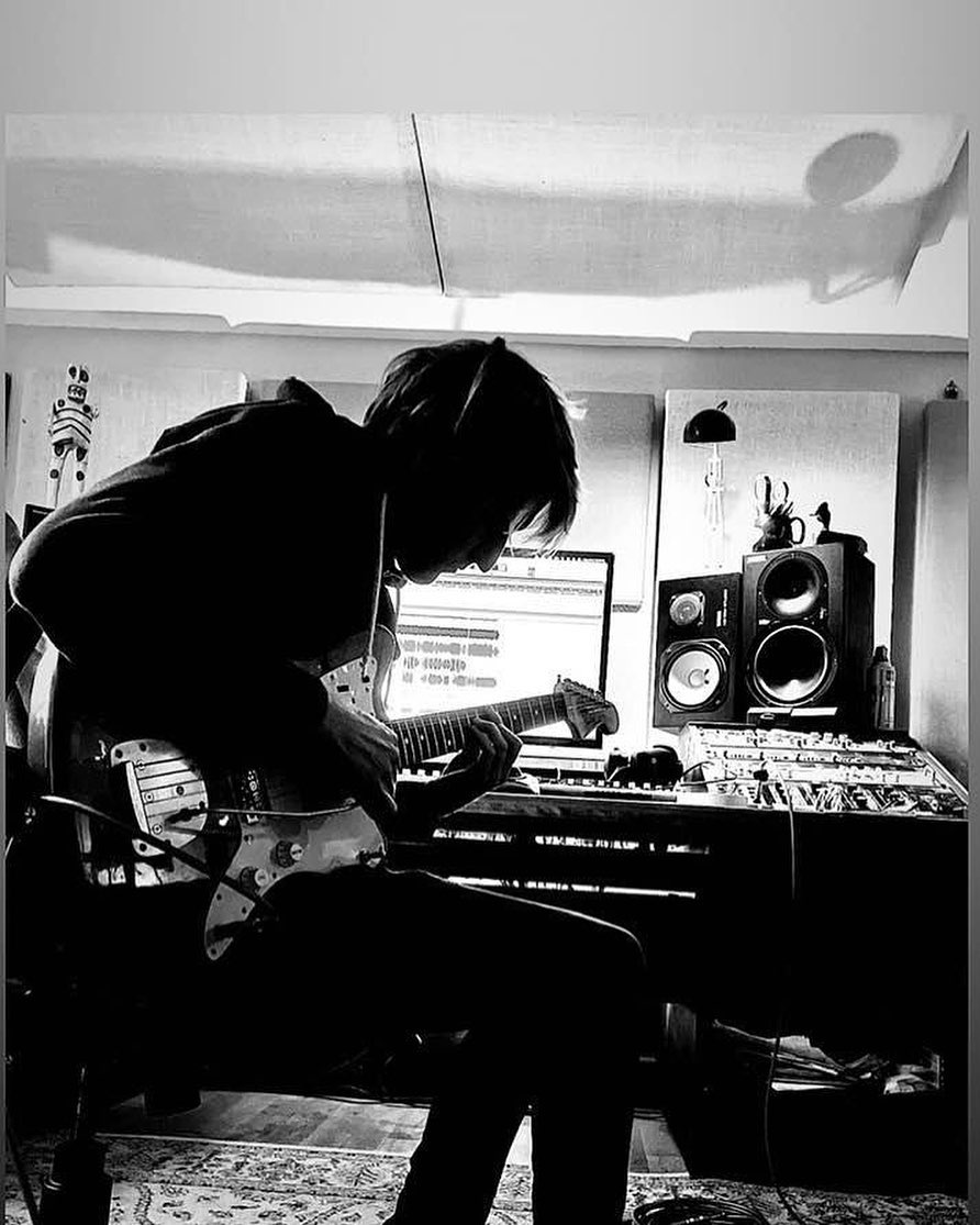 @thehopetrust recording early this year.
📷 @_jules_rey_
.
.
.
.
.
#thehopetrust #hopetrust #dentonmusic #dentontx #dfwmusic #txmusic #mockingbirdsoundrecordingstudio #jazzmaster #masterybridge #recordingstudio #controlroom #ns10 #hr824 #toftatb #blackandwhite #blackandwhitephotography #indierock #rocknroll #rockandroll