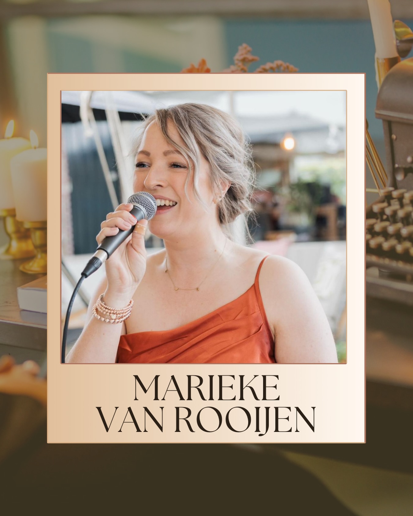 Poëziedag! Een mooie dag om de laatste gast aan te kondigen…
✨ @marieke_willemijn ✨
De 36-jarige Marieke van Rooijen is de officieuze stadszangeres van Hengelo. Muziek is haar kompas: van pop tot klassiek tot gospel, haar stem volgt altijd haar gevoel en tijdens het zingen is ze het meest zichzelf. Bovendien is ze moeder van twee prachtige dochters, die haar wereld elke dag een beetje mooier maken.
Samen sluiten we de avond af met een poëtisch duet. 🥰
🎭 Avond van de Stadsdichter
📆 6 februari 2026
🕰️ 19:30 inloop, 20:00 start
📍 Vestzaktheater, Walstraat 35, Enschede
🎟️ €7,50 - laatste kaarten via link in bio
☕ Incl. 1 drankje
De avond wordt mogelijk gemaakt door de SLME en @gemeente_enschede in samenwerking met @biebenschedehaaksbergen