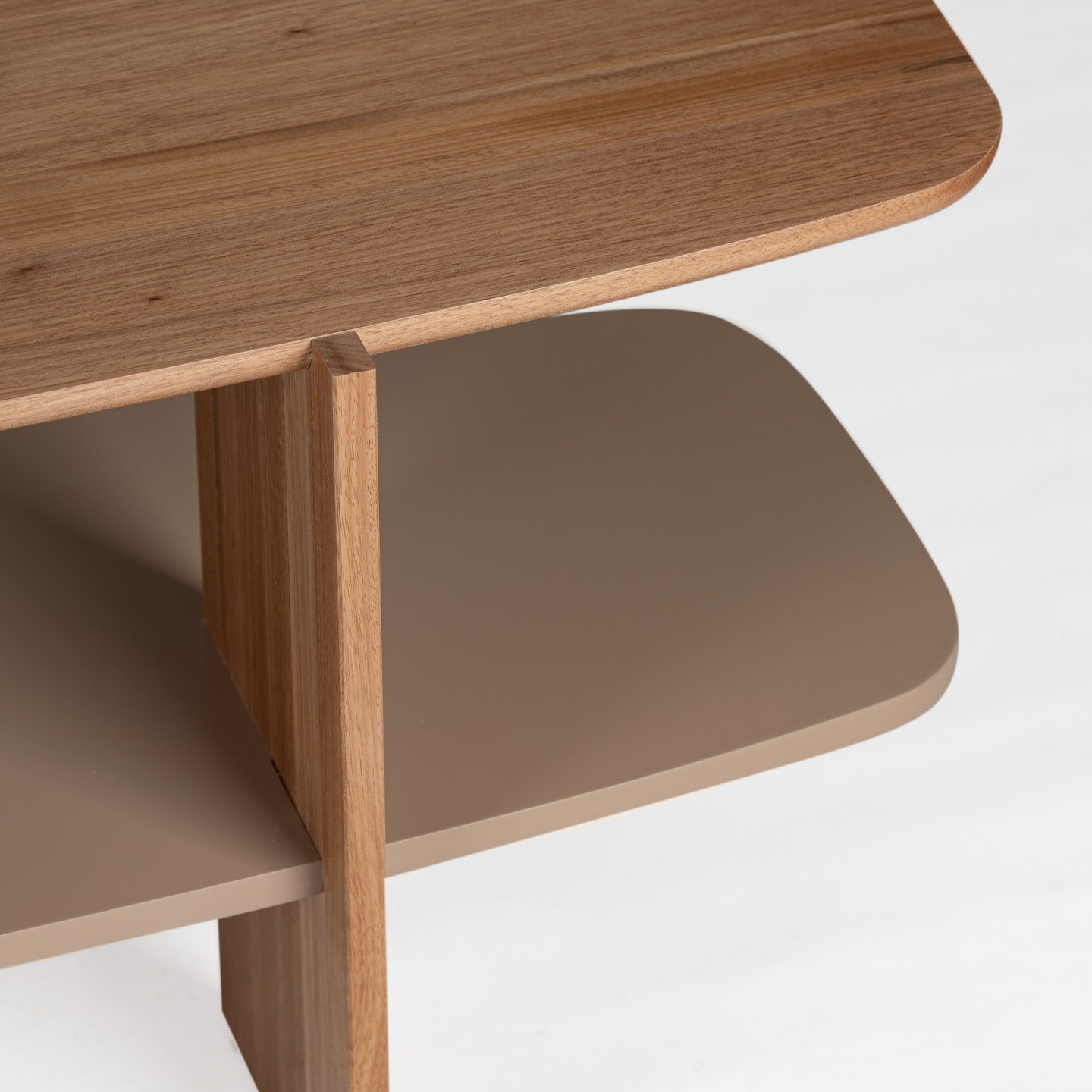 Sofa table Wave ~ detalhes
Mix de jequitibá maciço e mdf pintado em microtextura ❤️
design @ampezzanmaciel.design
Coleçao Bossa Nova
De Lavie Decor
#decor #design #moveisdemadeira #mueblesdemadera #woodenfurniture #sofatable #mueblesbrasileños