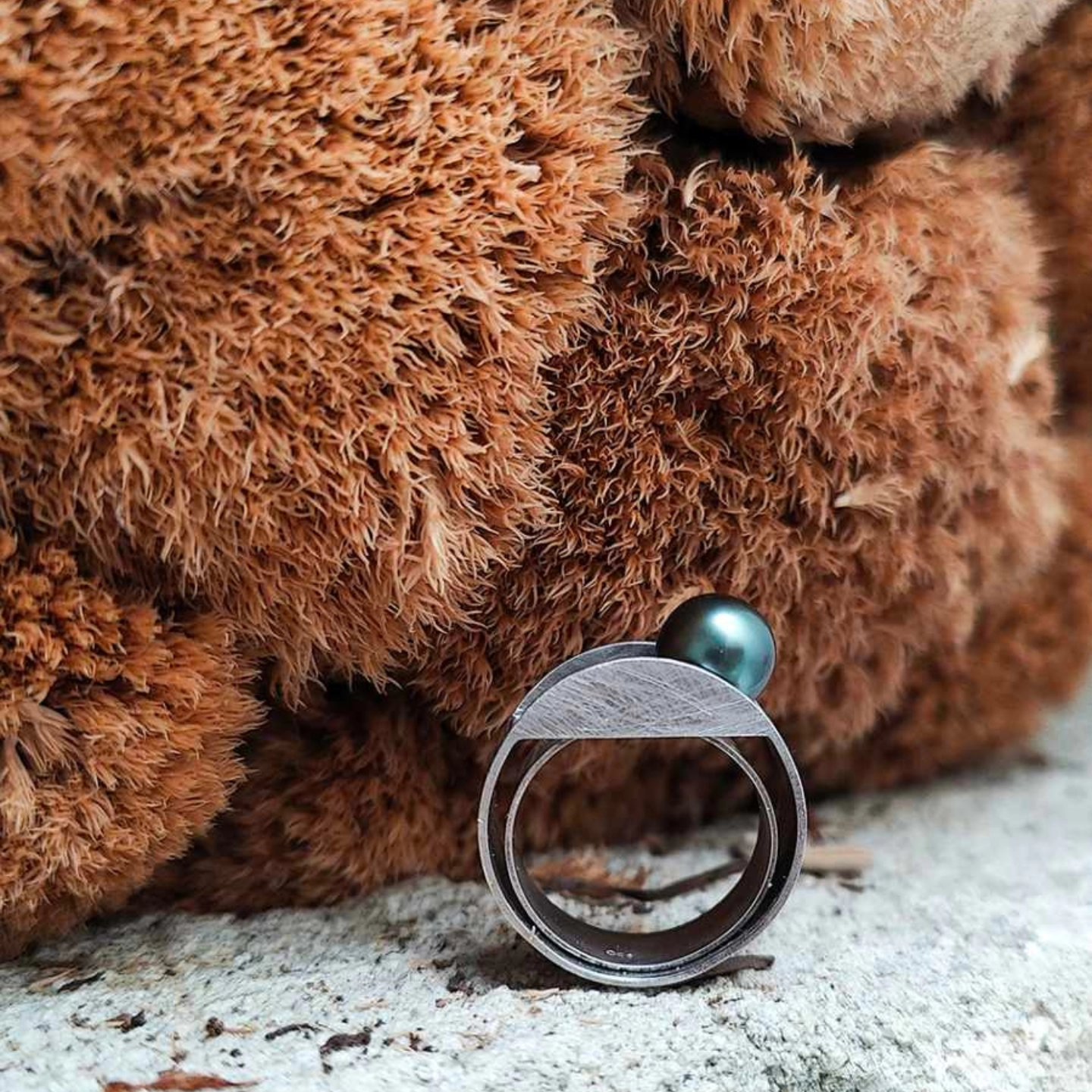 This is my first pearl ring I have designed and it still remains my favorite out of all! 🤍
What I think is great about it, is the way the tahitian pearl is freely floating on the ring band, while at the same time remaining completely protected! 💎
What is it that you like about it? Let me know in the comments!
And pssst, I have two of these in stock in the size 54. One silver and one gold-plated.
Tahitian pearls of this high quality can be very expensive, so grab the chance to make a statement ring like this yours, with my limited 10% off discount! ✨
.
.
.
.
#pearlring #jewelry #instafashion #statementring