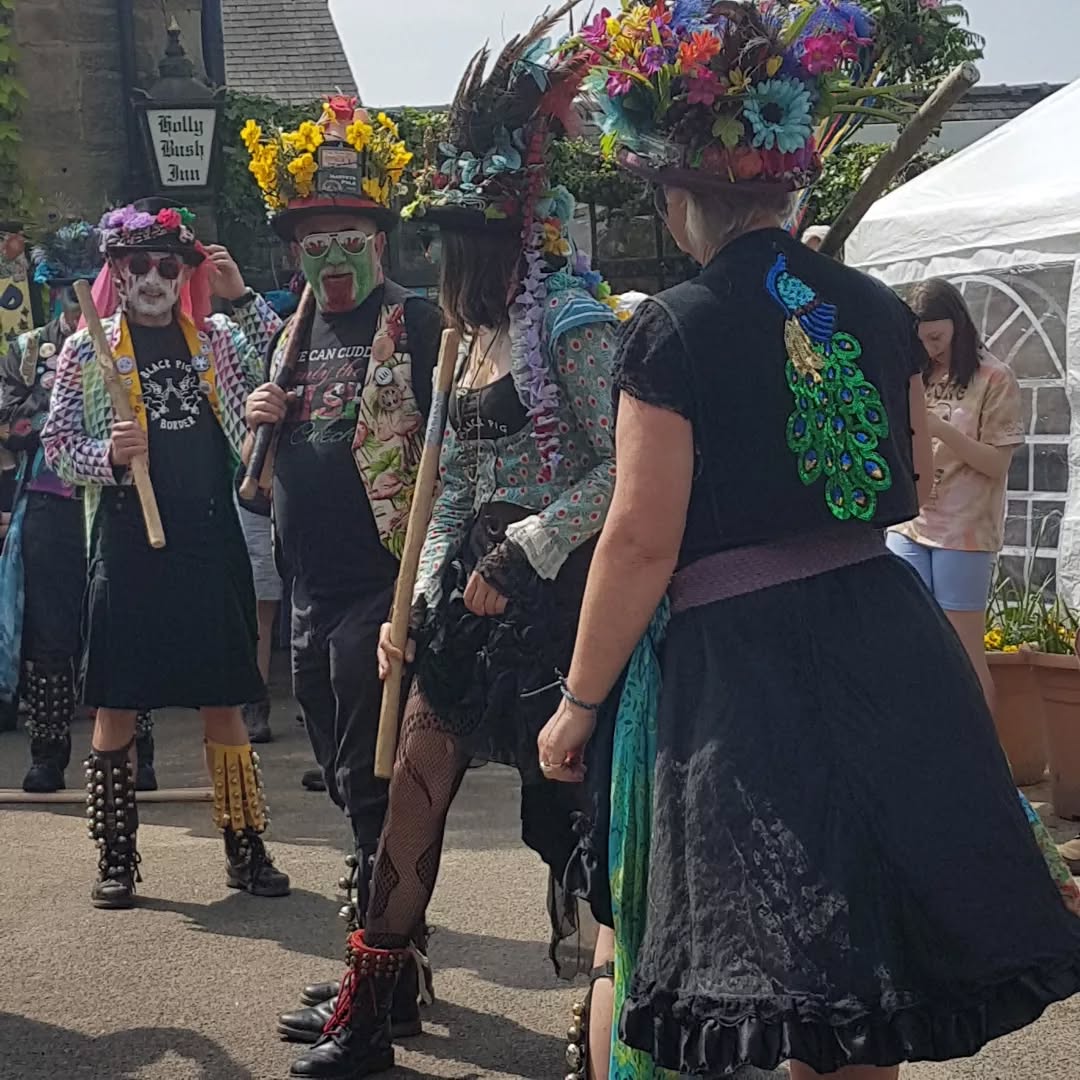 May Day Celebrations continued!!
#blackpigbordermorris
#hollybushinnmakeney