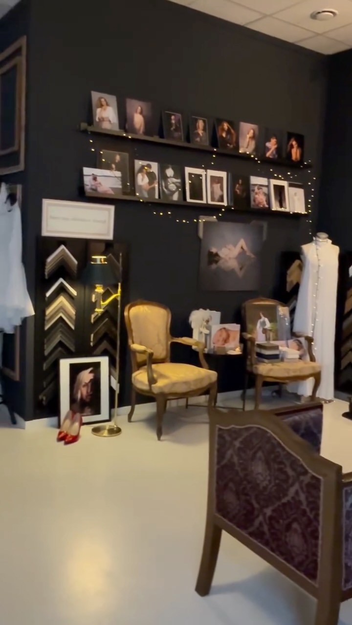 Dette er mer enn et fotostudio.
Det er et sted hvor du kan senke skuldrene, føle deg trygg og være akkurat deg selv.
Her finner du ro, god musikk, positiv energi og masse kjærlighet 🤍
Et sted hvor du bare kan nyte øyeblikket.
Velkommen til mitt vakre studio i Nedre Sætre i Asker kommune –
ikke langt fra Oslo og Drammen.
Likevel kommer kundene mine fra hele Norge for å nyte dagen,
og for å bli sett akkurat slik de virkelig er.
#fotostudio #gravidfotografering #profesjonellfotograf #nyfødtfotograf #gravidfotograf