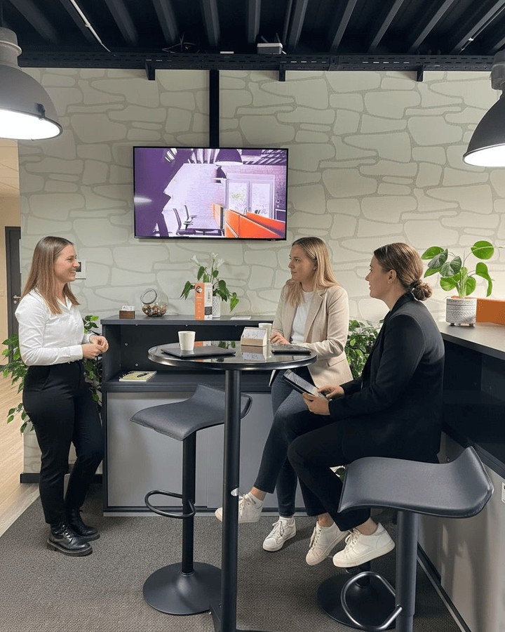 7.
Dein Job ist modern. Dein Arbeitsplatz sollte es auch sein.
Starre Strukturen bremsen Ideen aus.
Flexible Räume fördern Bewegung im Kopf.
Und genau das bringt dich weiter.
Arbeiten neu gedacht. 🌱💡
👉 https://bio.vision-uelsen.de
#newwork #visionuelsen #arbeitenneu