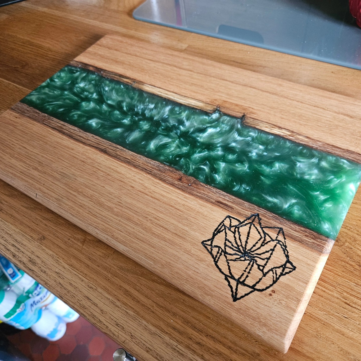 Nouvelle planche à découper sortie de nos atelier !
DM si tu veux la tienne 😉
#woodworking #wood #epoxyart #epoxy #epoxyresin #epoxytable #rivertable #lafabricdard #artisanatfrancais #autoentrepreneur