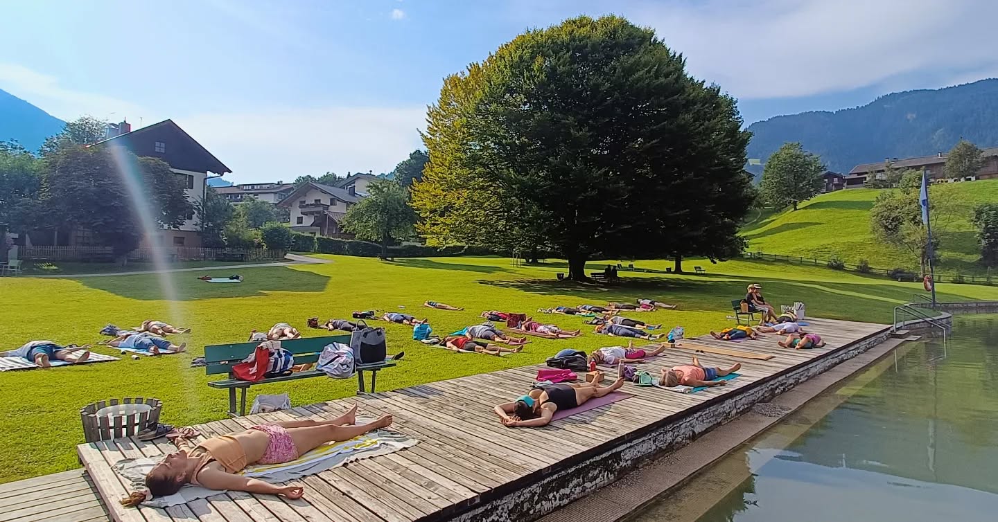 Die Yoga-Sommersaison neigt sich langsam dem Ende zu ...
Also schnapp dir ein paar Freundinnen, schmeißt euch in bunte Leggings und „OMMMMM“. Beim Freiluft-Yoga am Reither See erwartet dich der beste Mittwochsbeginn, den man sich vorstellen kann: Vogelgezwitscher, Sonnenschein, Pranayama, Asanas und Meditation
🙌 Freiluft-YOGA (für alle Levels geeignet)
🗓 06.09. & 13.09., 08:00 - 09:30 Uhr
📍 Reither See, 6235 Reith im Alpbachtal
🎟 Buchung: https://www.yogawellbeing.at/
Auf die gute Laune und die Sonnencreme nicht vergessen 😉
.
.
#yogaamsee #yogastudiowellbeing #reithersee #namaste #yogalove #reithimalpbachtal #meditation #yogawellbeing #tirol #om