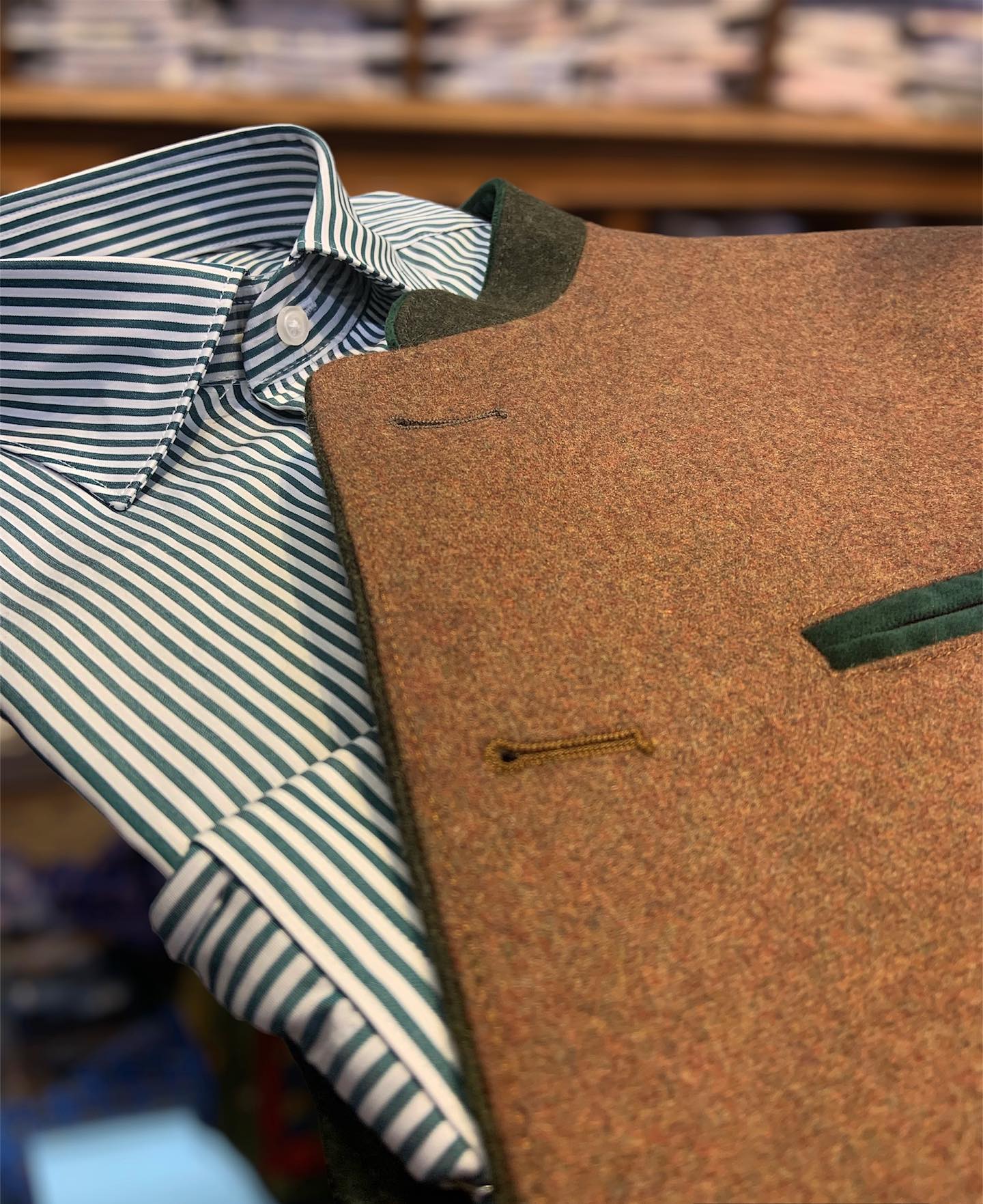 đžUn bel ensemble avec cette rayure verte foncĂ©e en popeline et cette veste autrichienne Maximilian đž
#veste #jacket #salzburg #autriche #austrian #tyrol #shirt #popeline #paris #france #menswear #wool #mensclassic #menswearstyle #automne #comptoirdeschemises