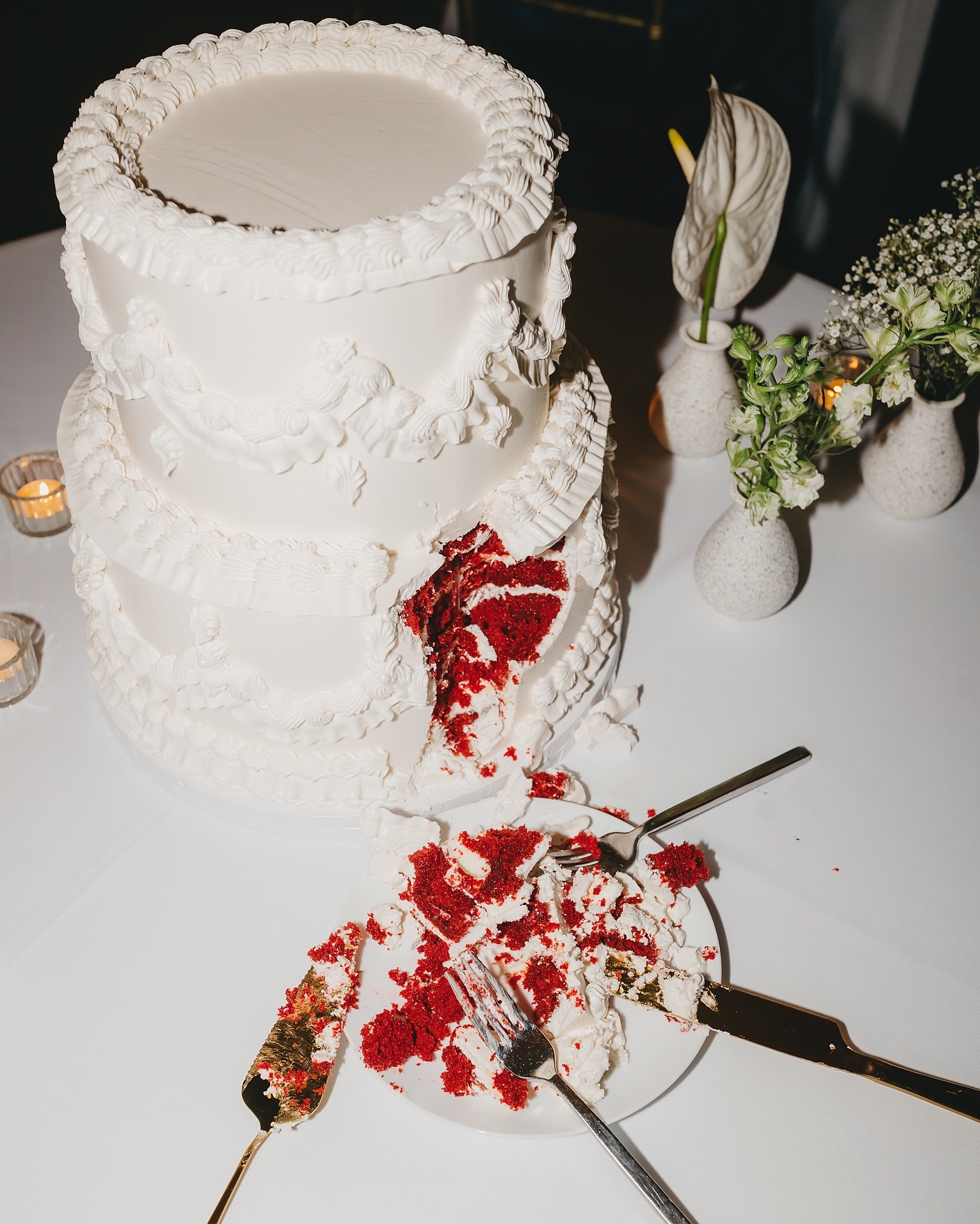 I love me some cake guts 🔪🍰
And all the better when the cake is so starkly a different color than the exterior.
Jess and Liz were one of the last couples of my 2024 season and I’m so beyond honored! A stunning wedding for a stunning pair! 🤩
VENDOR TEAM:
Photography: @twopairphoto
Venue: @venueat400northervay
Planning/Coordination: @boxwoodhospitality
Catering: @boxwoodcatering
Cake: @kaylibakescakes
Florist: @casadeavella
DJ: @leforcedj
Dance floor: @centerstage_floors
•
•
•
•
•
#cake #cakedecorating #cakedesign #cakeart #cakedecorator #cakestyle #cakedesigner #wedding #weddingcake #weddingcakes #weddingcakeideas #weddingcakeinspiration #weddingcakeinspo #dallaswedding #dfwweddings #dallasweddingcakes #dfwweddingcakes #cakecutting #redvelvet