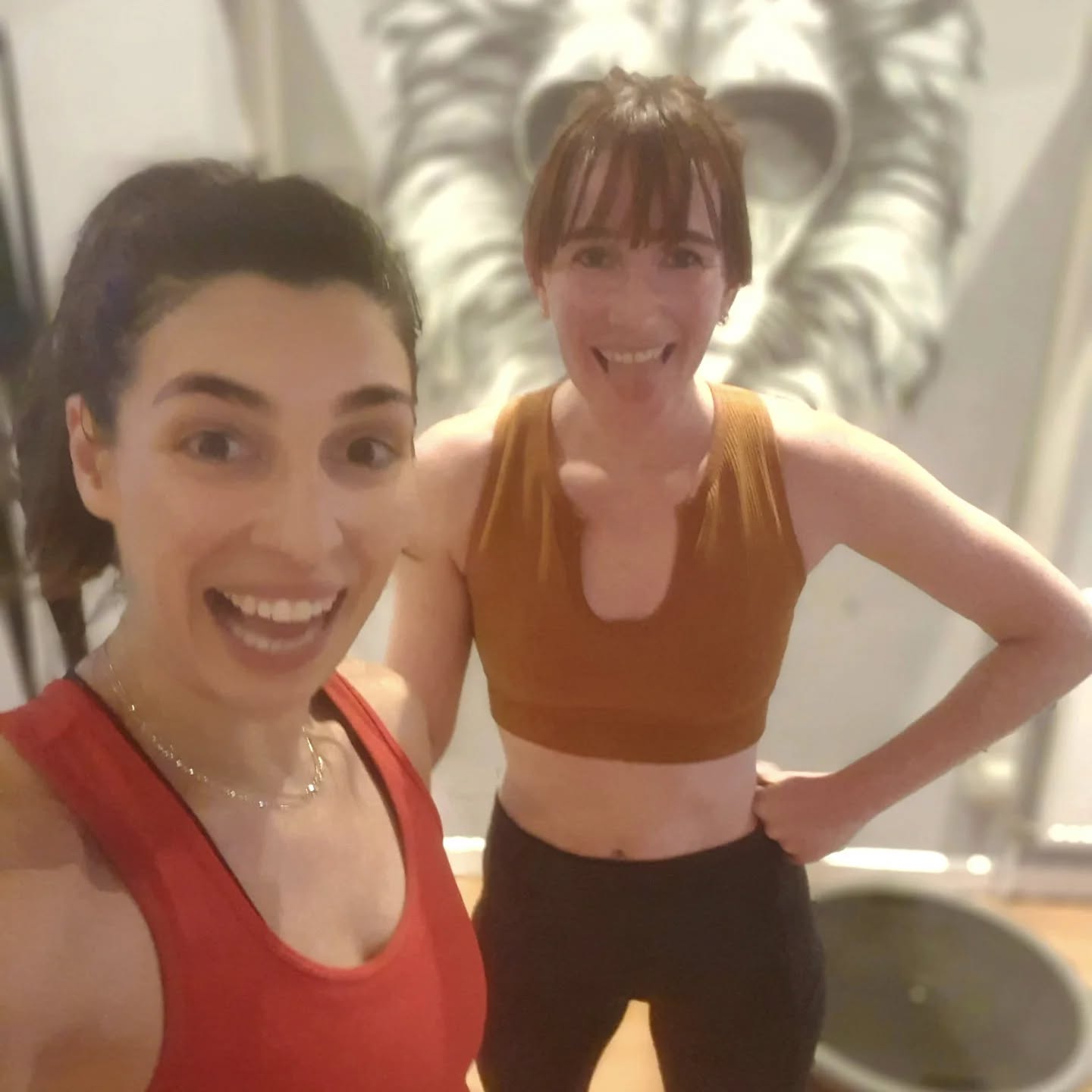 ππ Wrapped up the year with a 12 days of Christmas workout! A final big effort through a fun(?!π) high intensity, whole body routine in which we start with a short one rep round but add on one exercise to every round & repeat the previous exercises....to finish with a long 12th round with all exercises π₯΅π€ͺπ
Well done to all the ladies who completed this with me and continue to work hard keeping their bodies strong and well all year round. πͺπ½
1. Back squat x 1 rep (heavy)
2. Squat thrusts x 2 reps
3. Steps ups to box x 3 reps (each side, weighted)
4. Lunge to stand x 4 reps (each side, on bosu ball)
5. Mountain climbers x 5 reps (each side)
6. Bicycle crunches x 6 reps (each side)
7. Burpees x 7 reps (chest to floor, woth jump)
8. Kneeling, single arm DB press x 8 reps (each side)
9. Hamstring hip bridge raises x 9 reps (each side, heel on box)
10. Press ups x 10 reps
11. Deadlifts x 11 reps (barbell)
12. Bench press x 12 reps (DBs or bar)
Have a great Christmas all. π
#fitwellmove #personaltrainingbristol #femalefitness