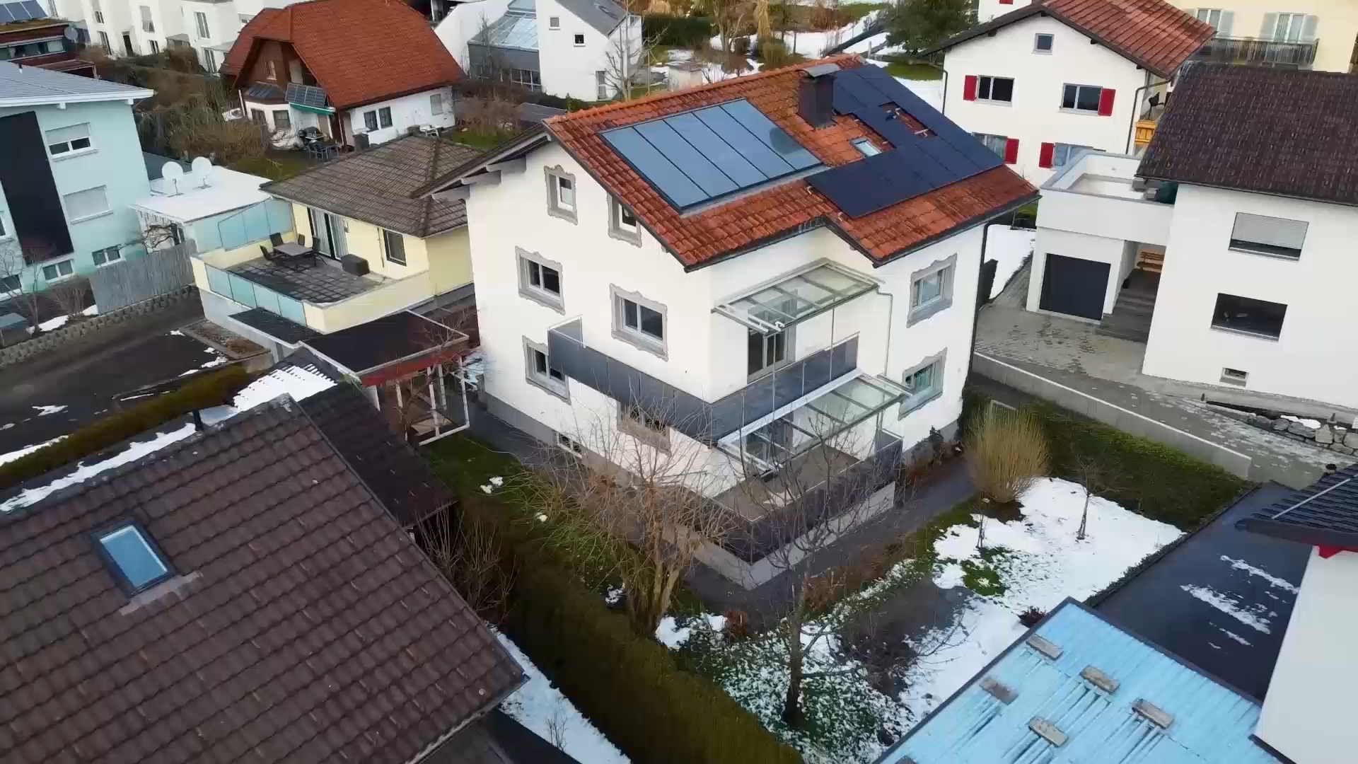 🏡 Großzügiges Einfamilienhaus in Bludenz zu verkaufen! 🌿
Dieses charmante Einfamilienhaus bietet auf vier Etagen jede Menge Platz und Flexibilität – ideal für große Familien oder auch zur Mehrgenerationennutzung. 🏠 Mit 3 gut ausgestatteten Küchen, 3 Bädern und insgesamt 9 Zimmern bleibt kein Wunsch offen.
✔️ Renoviert & modernisiert: 2017 umfangreich renoviert, kombiniert das Haus historischen Charme mit modernen Annehmlichkeiten.
✔️ Umweltfreundlich & nachhaltig: Heizung durch Öl und Holz, Warmwasseraufbereitung durch eine solarunterstützte Anlage.
✔️ Perfekte Raumaufteilung: Jede Etage bietet Platz für Privatsphäre und Gemeinschaft – inklusive Terrasse, Balkon und einem schönen Garten für entspannte Stunden im Freien. 🌞
✔️ Top Lage: Ruhig, leicht erhöht mit schöner Aussicht und nur einen kurzen Spaziergang vom Zentrum von Bludenz entfernt. Zahlreiche Wander- und Radwege beginnen direkt vor der Haustür! 🏞️
Das Haus ist sofort bezugsbereit – perfekt für all jene, die schnell einziehen möchten!
Jetzt besichtigen und Ihr neues Zuhause finden!
Besichtigungstermine und weitere Infos direkt bei:
Nico Troy 📞+43 664 8247126 📨 nico.troy@bb-immobilien.at 🌏https://www.bb-immobilien.at/haus-kauf/bb-25-01112
#FreiraumFürIdeen #immobilien #realestate #hauskauf #bludenz #investment #vorarlberg #immobilienvorarlberg #eigenheim #wohneigentum #Einfamilienhaus #HauskaufVorarlberg #HausMitGarten #WohnenImGrünen #Traumhaus