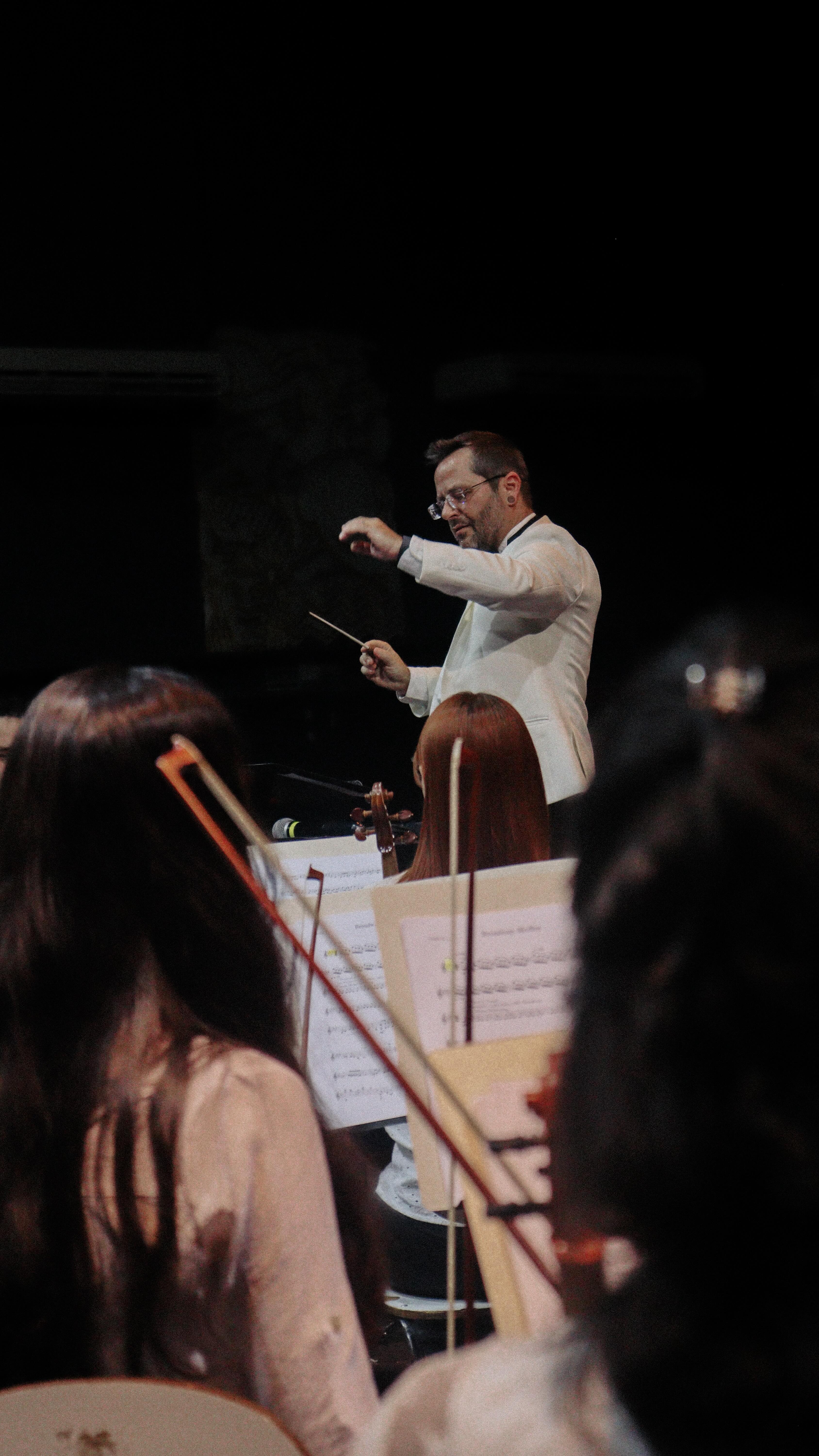 Uma noite para começar o ano em grande estilo 🎶
O Concerto de Ano Novo da OSLI lotou totalmente o Teatro Vitória e foi marcado por um público vibrante, que acompanhou cada obra com entusiasmo e muitos aplausos. Sob a regência do maestro Rodrigo Müller, vivemos uma verdadeira viagem pela música em cena — da ópera ao cinema, do teatro musical às grandes trilhas que atravessam gerações.
Momentos como esses reafirmam a força da música ao vivo e o encontro entre orquestra e público.
Que 2026 seja assim: com casa cheia, emoção e muita música compartilhada! #OSLI2026