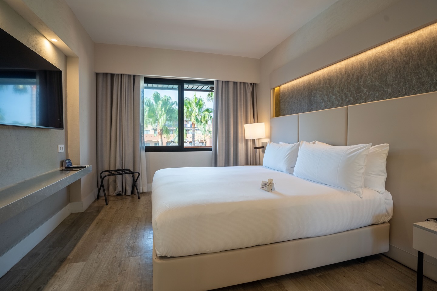 Descanso que se nota: cama amplia, blanca y confortable, almohadas que invitan a relajarse y un ventanal con vistas al campo de golf para empezar y terminar el día con calma. Privacidad, luz y confort Hilton en cada detalle.
Reserva tu villa y vive Islantilla a tu ritmo.
DoubleTree by Hilton Islantilla Beach Golf Resort · +34 959 204 500
#Islantilla #VillasPrivadas #DescansoPerfecto #VistasAlGolf #HotelDeLujo