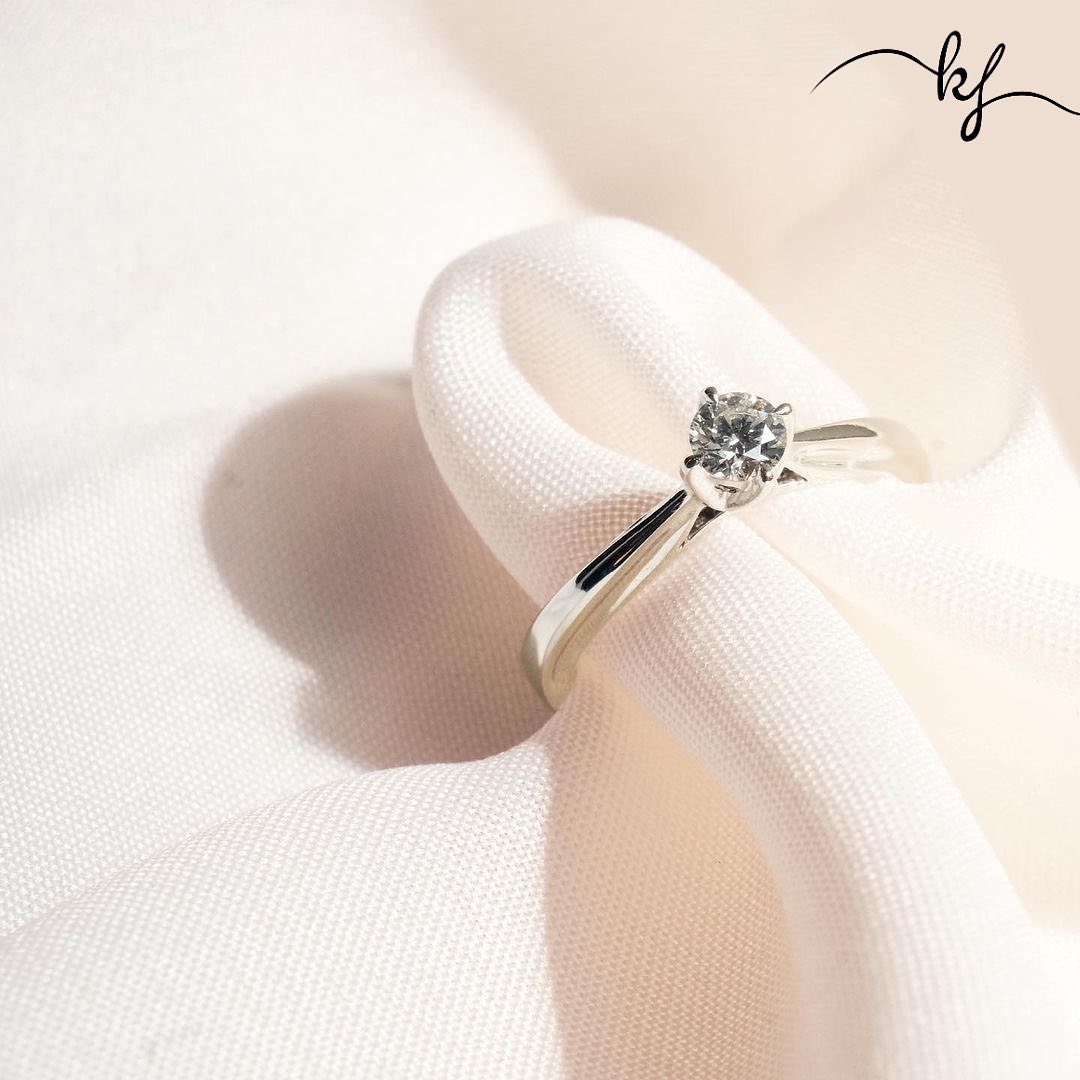 We know your head and heart both are saying this “get the ring”🥰
#kaza #jewellery #minimal #preciousjewellery #photooftheday #potd#jewellery #aesthetics #classy #finejewelry #everydaywear #dailywear #diamond #diamondjewellery #diamondring #jewellery #kazajewellery #giftkaza