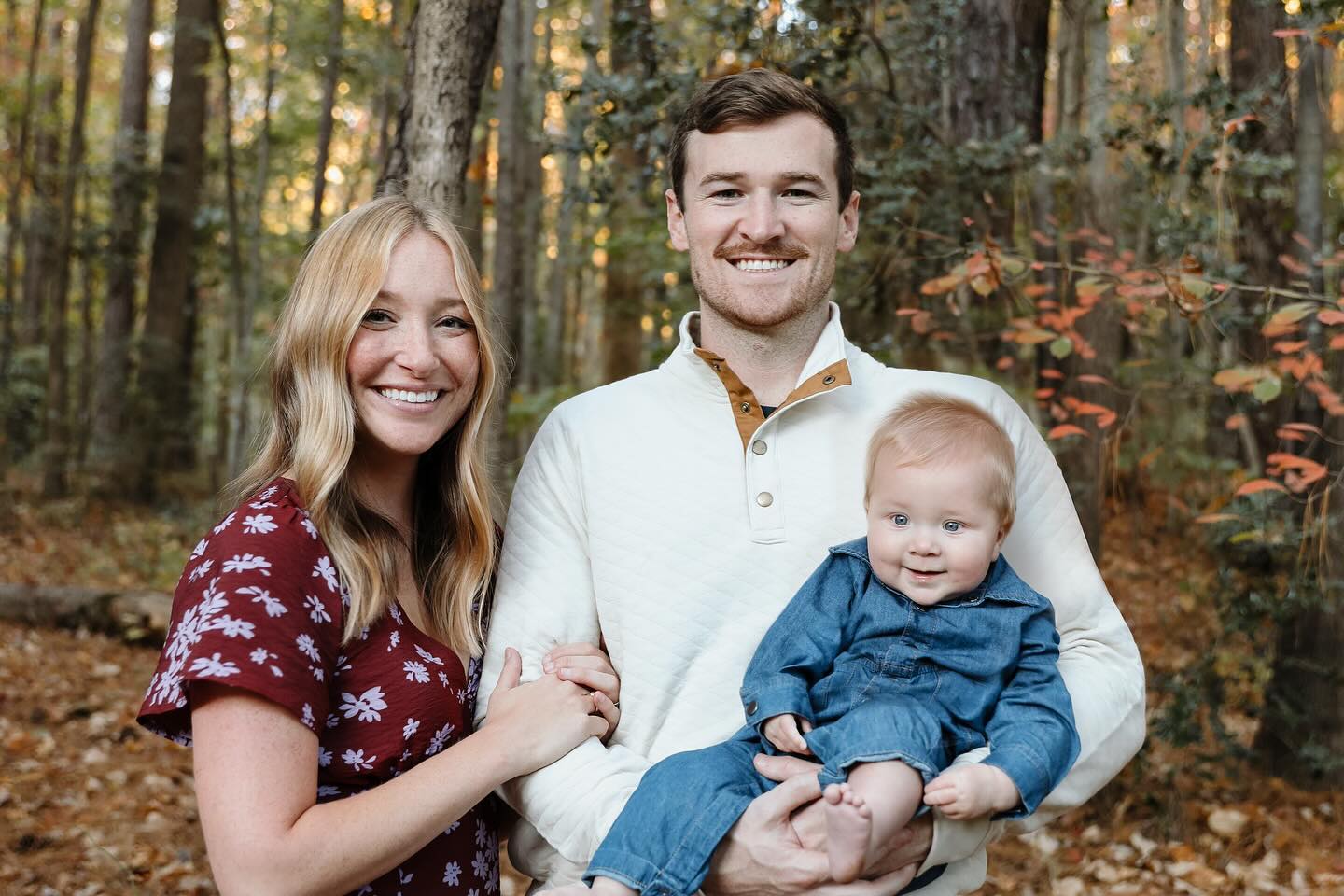 I can’t handle how BEAUTIFUL this family is 🥰 if you are late in the game and still want some Fall family photos, feel free to reach out to me either through DMs or through my website 🍂